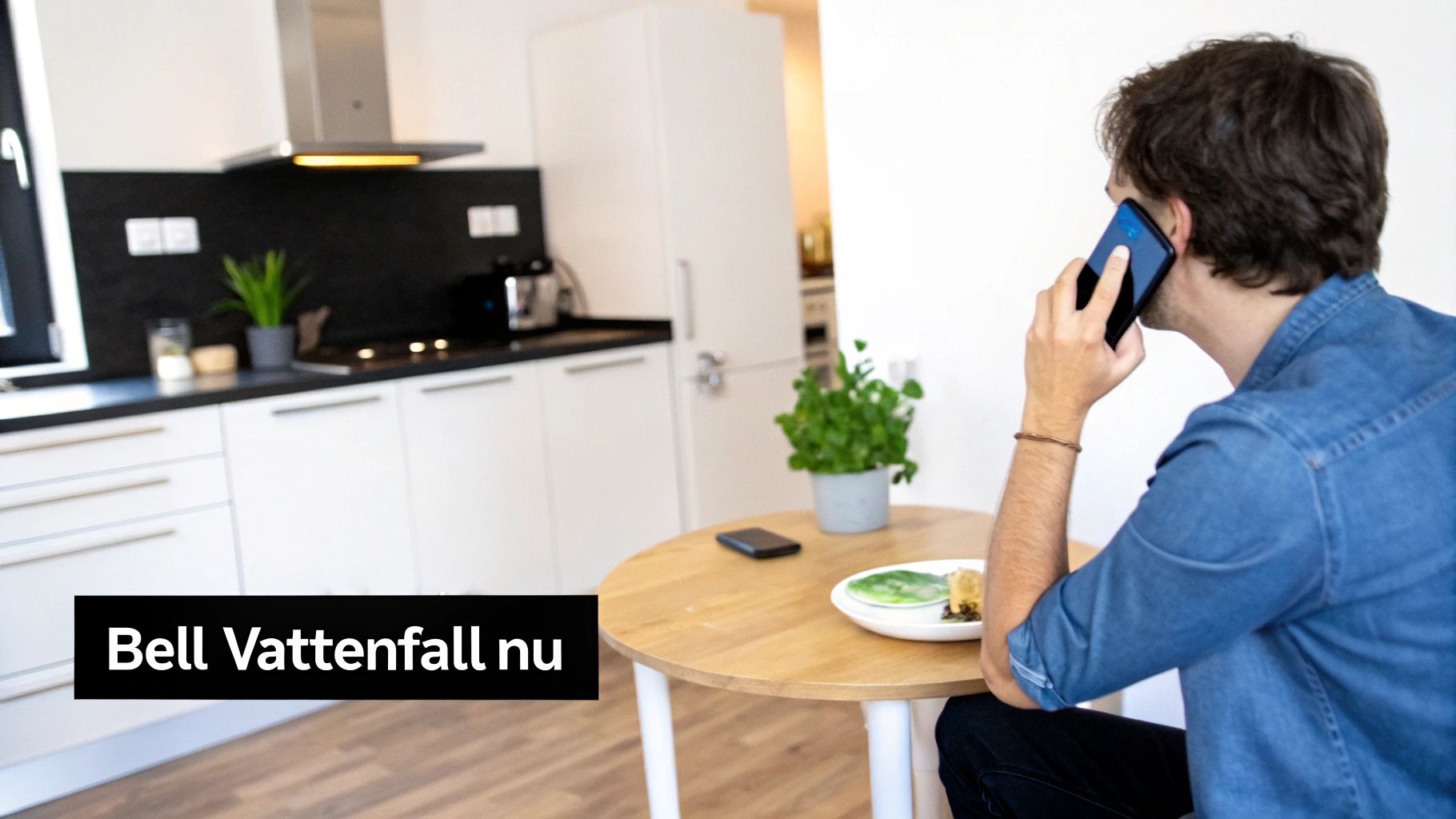 Een man belt met zijn mobiele telefoon in een moderne keuken, mogelijk met de Vattenfall klantenservice.