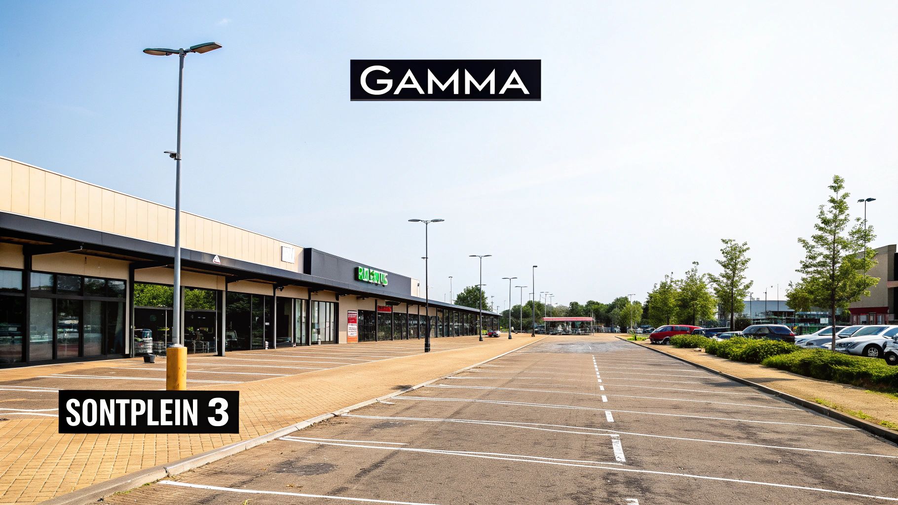 Grote, lege parkeerplaats voor een winkelcentrum met Gamma op Sontplein 3.