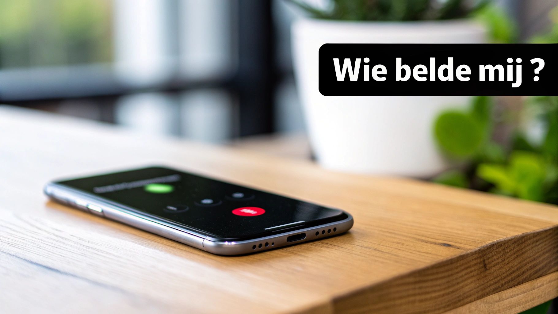 Een smartphone ligt op een houten tafel en toont een inkomende oproep met bel- en weigerknoppen. In de achtergrond staat de tekst 'Wie belde mij?'.