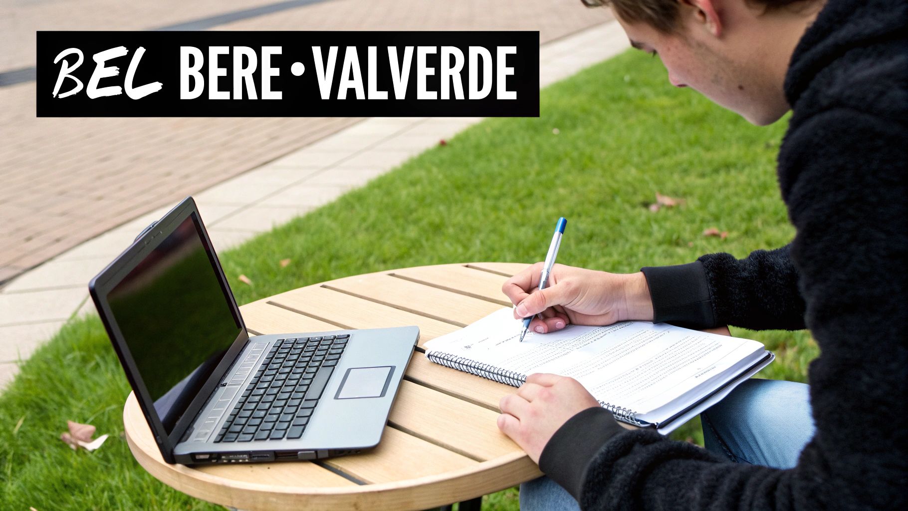 Een persoon die aanteniingen maakt tijdens een telefoongesprek.