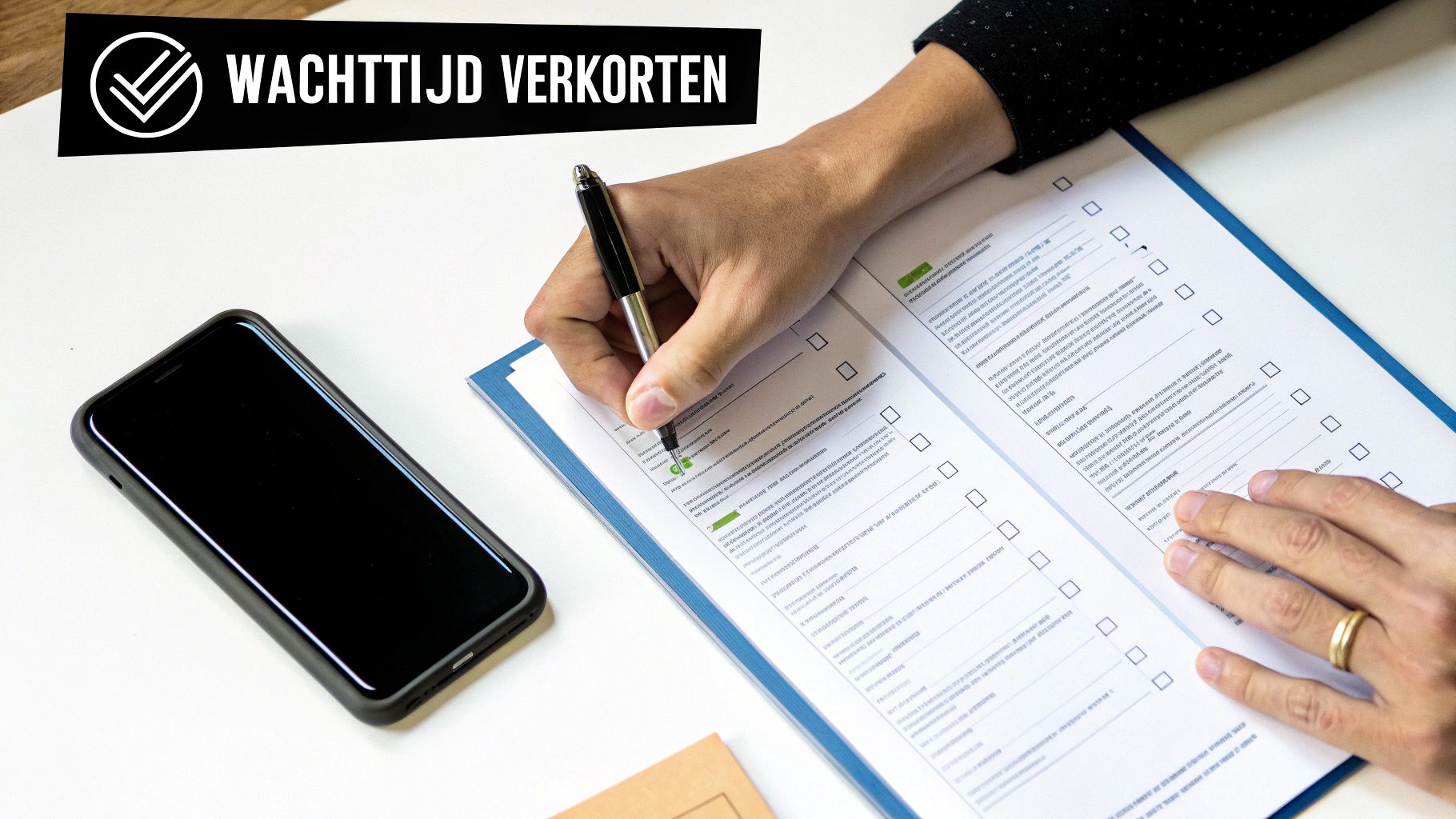 Een persoon vult een formulier in met een pen, met een smartphone ernaast en de tekst 'Wachttijd Verkorten'.