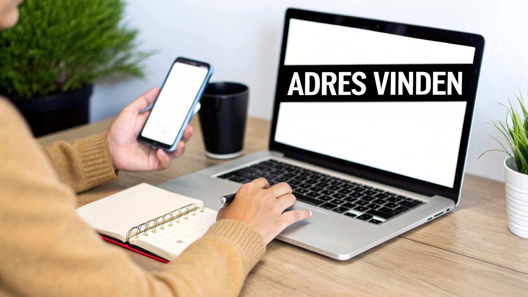 Een persoon zoekt een adres op met een laptop en smartphone, met 'Adres Vinden' op het scherm.