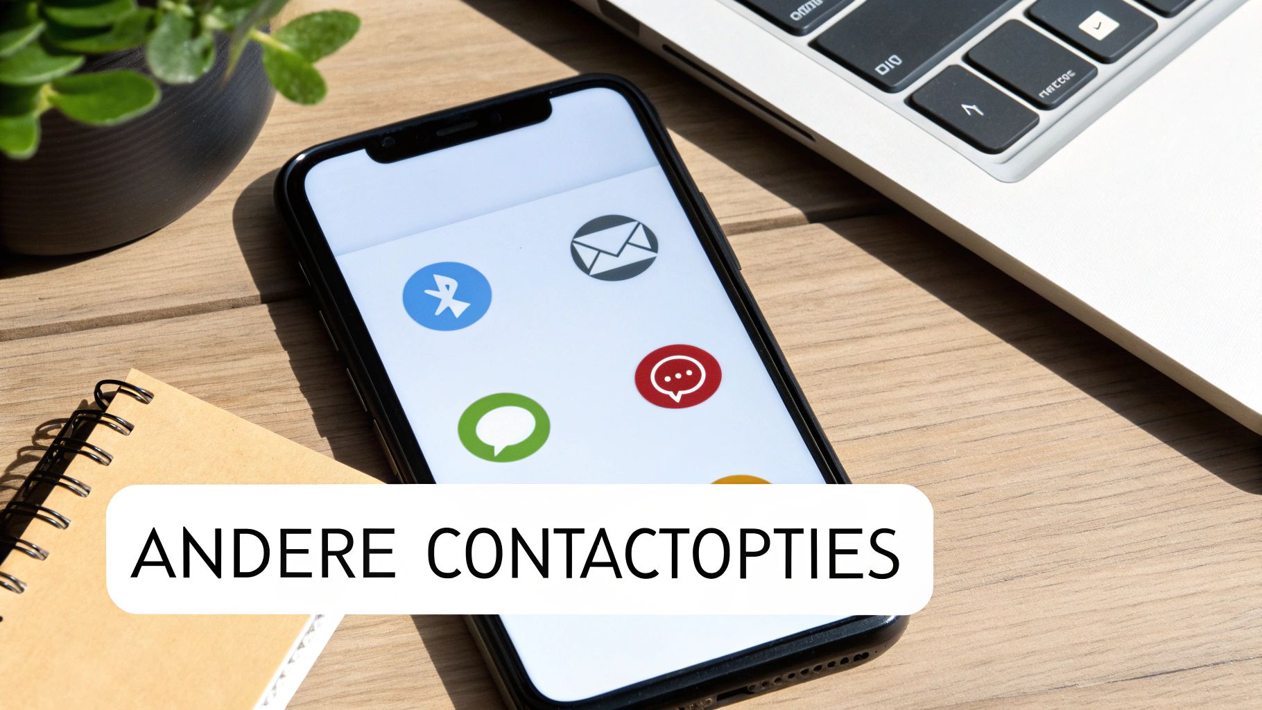 Smartphone toont diverse contactopties (Bluetooth, e-mail, chat) op een houten tafel, met laptop en notitieboekje. Andere contactopties.