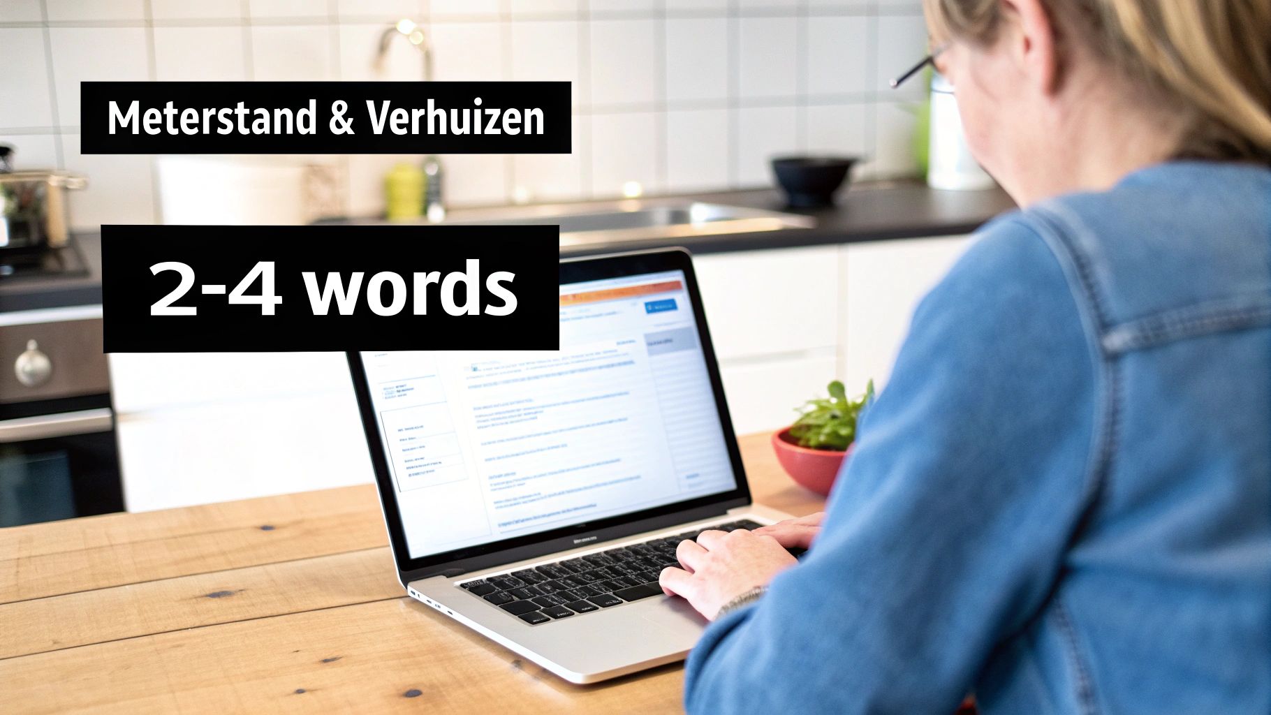 Een persoon typt op een laptop in de keuken, bezig met online administratie voor meterstanden en verhuizing.