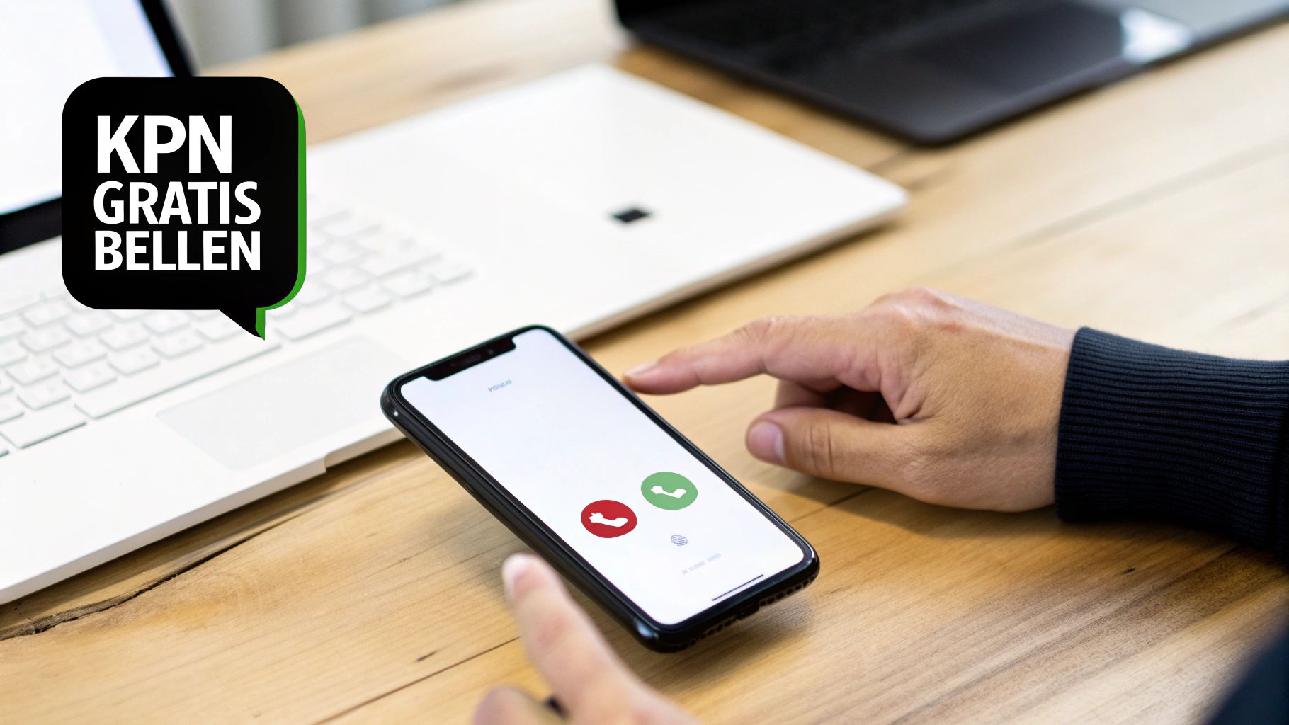 Een persoon die belt met een mobiele telefoon met het KPN-logo op de achtergrond