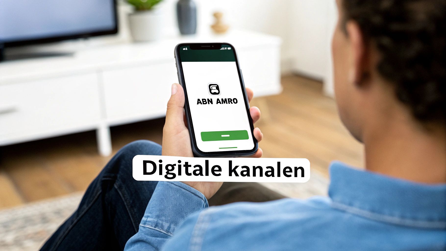 Een persoon houdt een smartphone vast waarop de ABN AMRO app wordt getoond, met de tekst 'Digitale kanalen'.