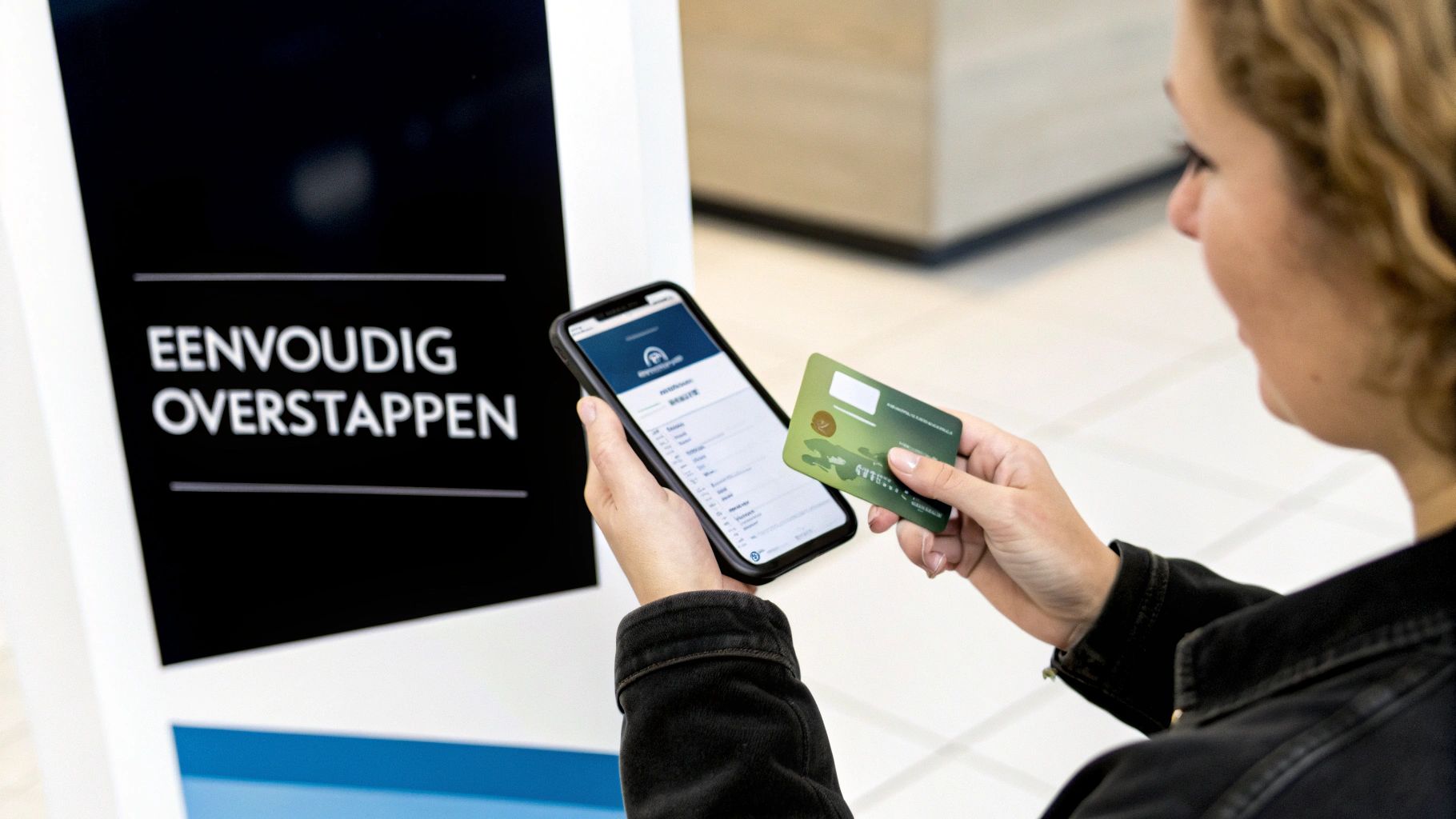 Persoon gebruikt smartphone en bankpas voor digitaal bankieren en eenvoudig overstappen tussen banken
