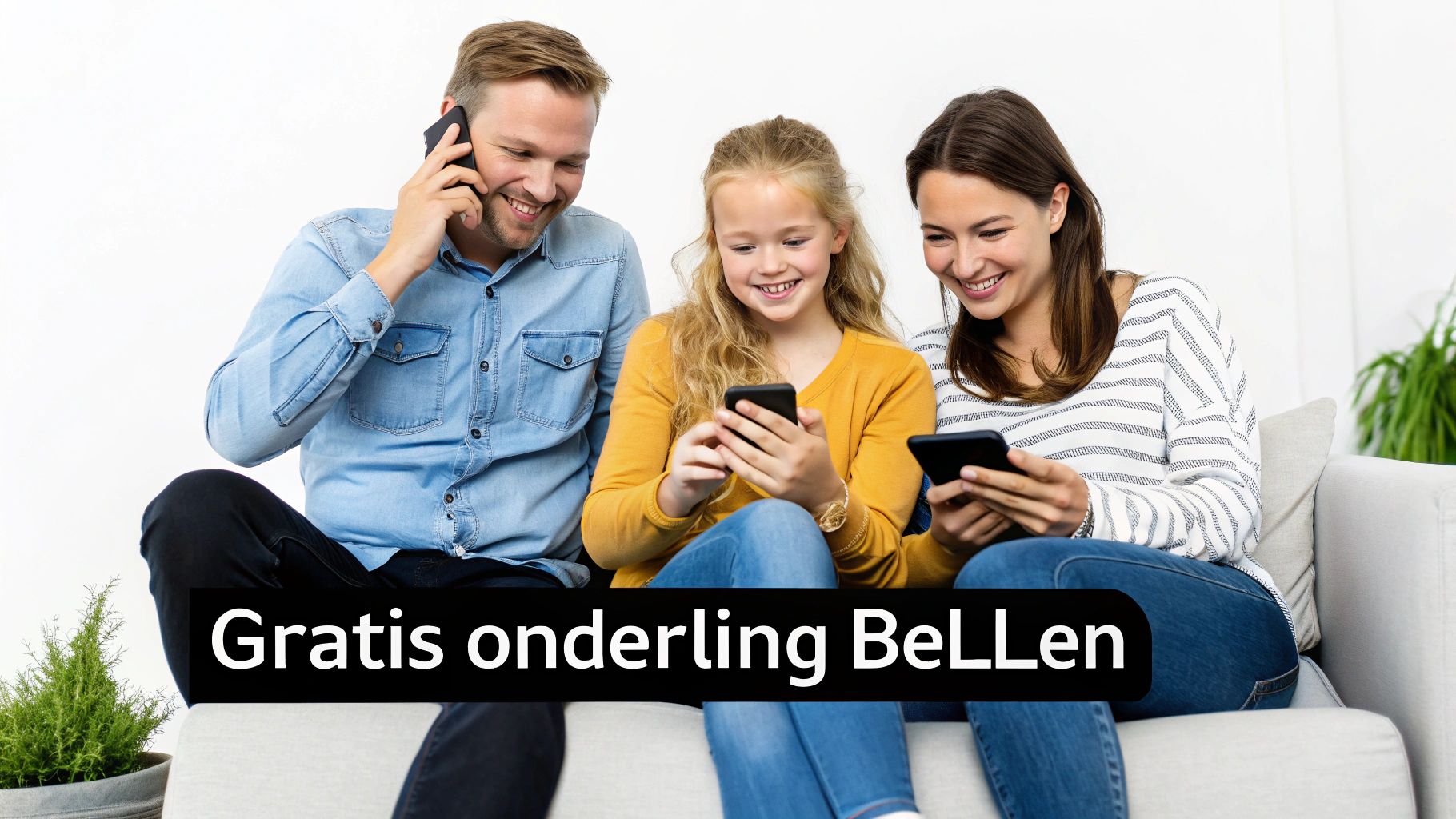 Een gezin van drie zit lachend op de bank en gebruikt hun smartphones. Gratis onderling bellen.