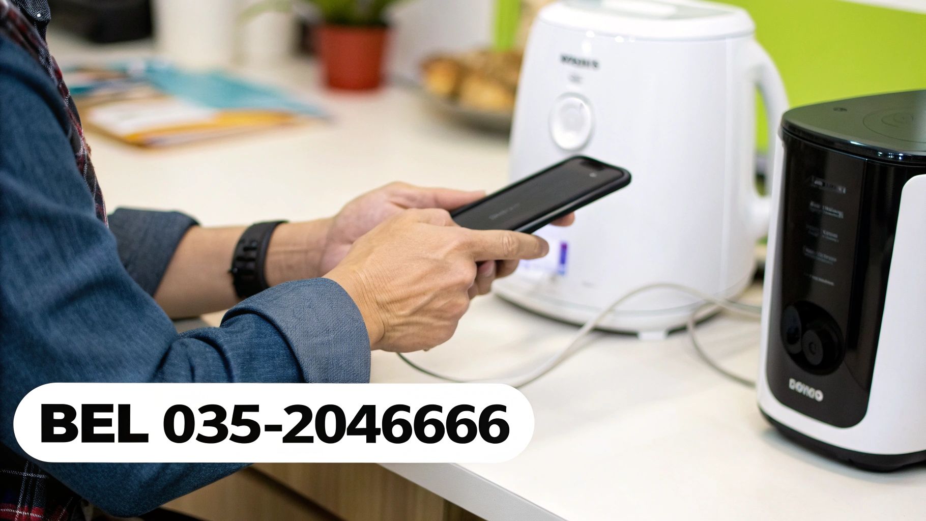 Een medewerker van de klantenservice met een headset op, klaar om te helpen.