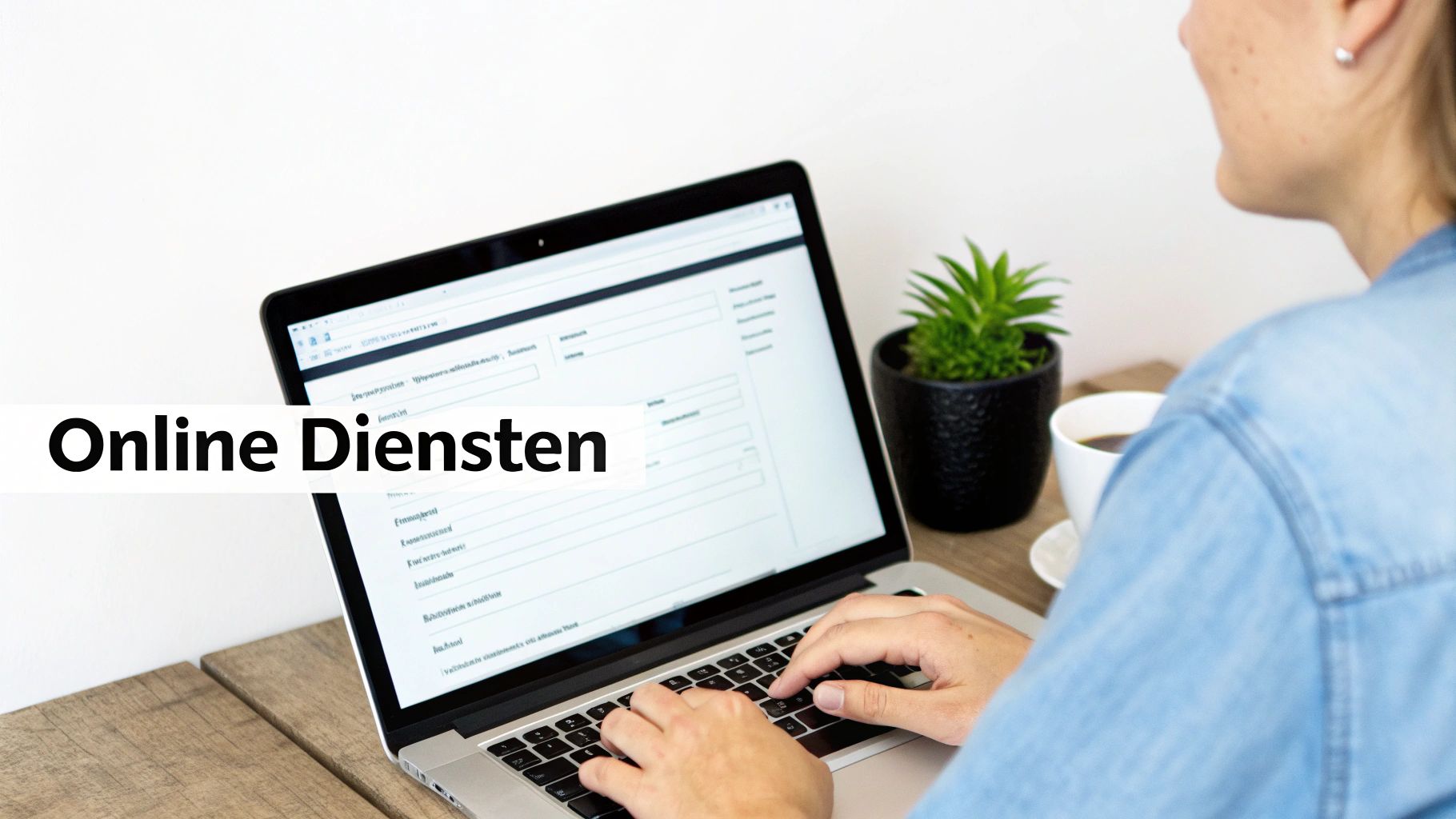 Persoon werkt aan een laptop op een houten tafel, met de tekst 'Online Diensten' en een plant ernaast.