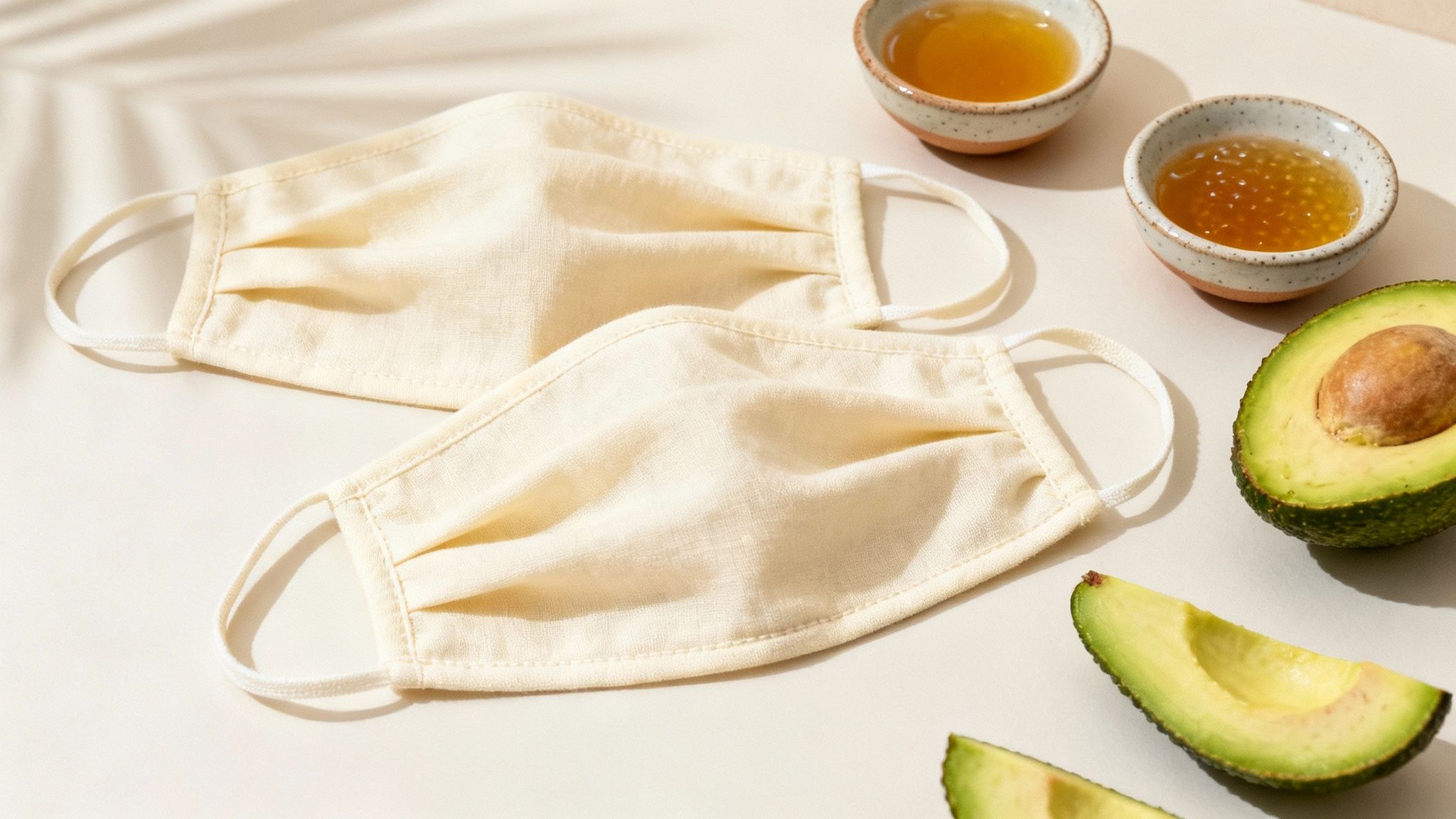 Una donna che applica una maschera viso idratante, con una texture cremosa, in un ambiente rilassante da spa.