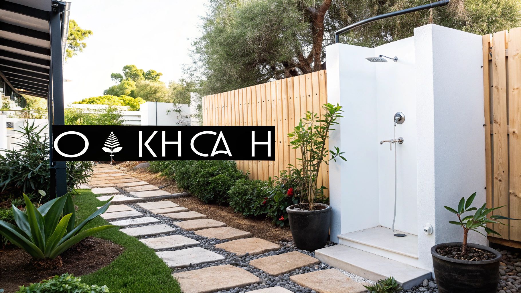 Εικόνα με έναν όμορφο εξωτερικό διάδρομο με πέτρινα μονοπάτια, πλούσιο πράσινο κήπου και μια μοντέρνα εξωτερική ντουζιέρα με λευκούς τοίχους.