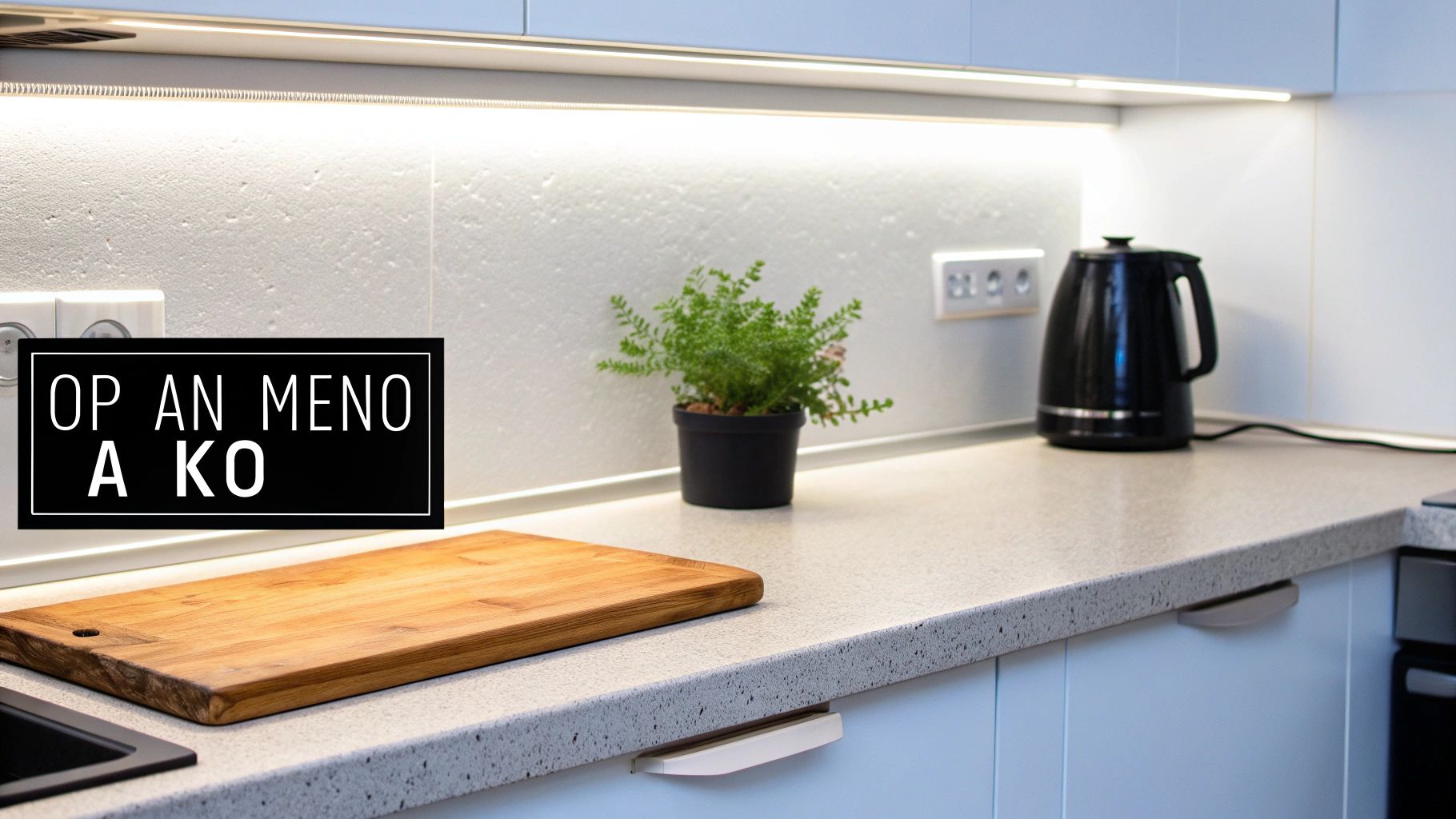 Μοντέρνα κουζίνα με πάγκο, ξύλο κοπής, φυτό σε γλάστρα και ηλεκτρικό βραστήρα, φωτισμένη με λωρίδες LED.