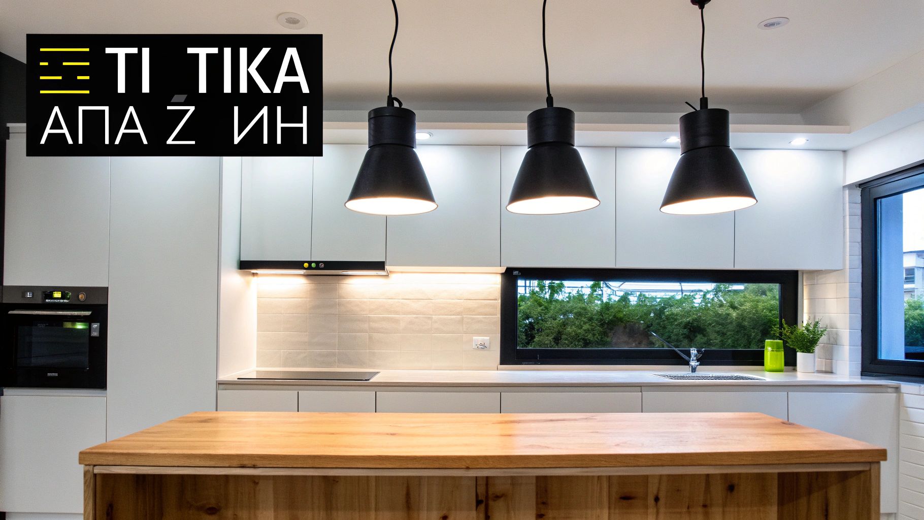 Μοντέρνα κουζίνα με λευκά ντουλάπια, ξύλινη νησίδα, τρία μαύρα κρεμαστά φωτιστικά και παράθυρο με πράσινη θέα.