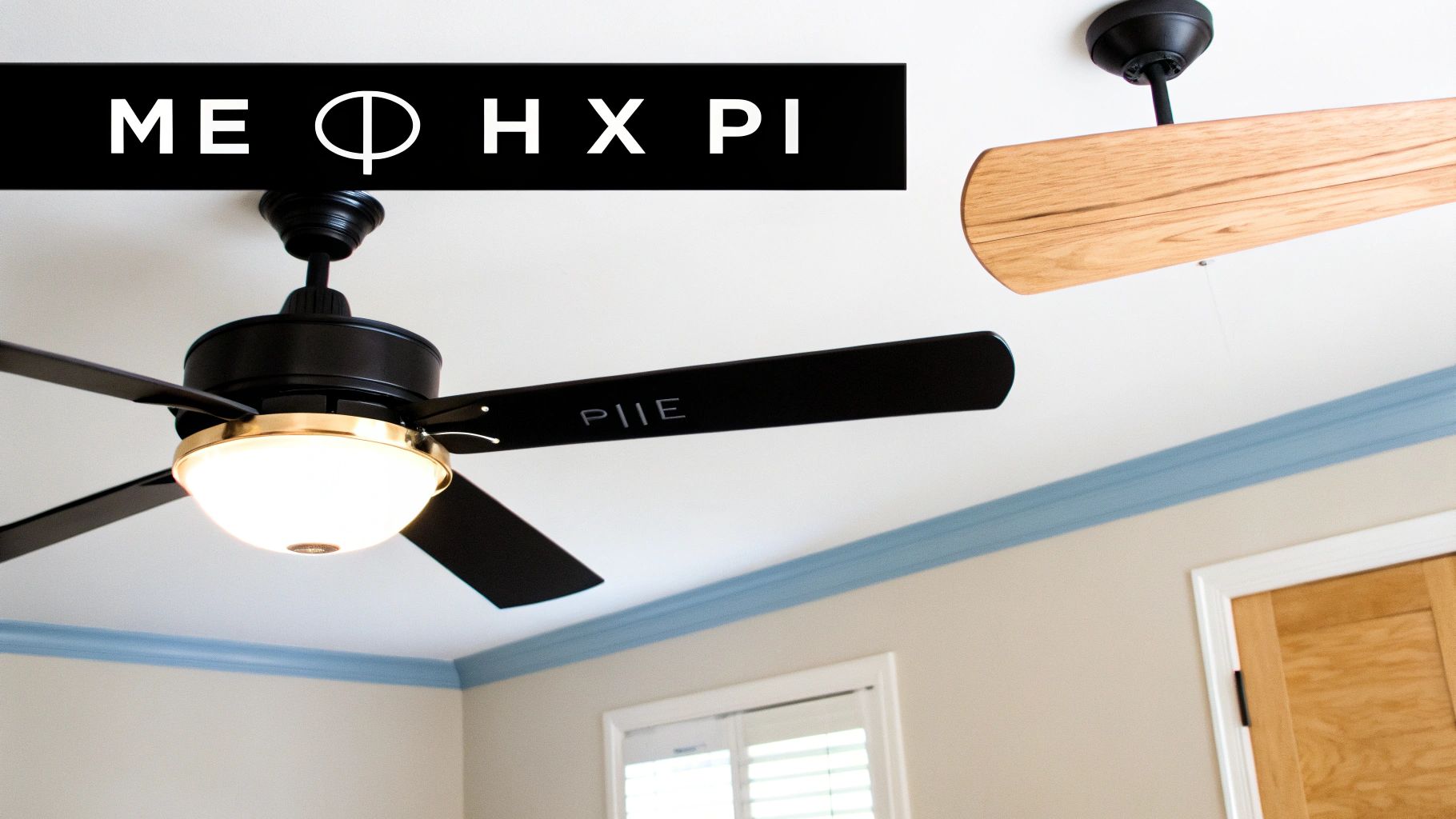 Δύο ανεμιστήρες οροφής σε ένα δωμάτιο, ένας μαύρος με φως και ένας ξύλινος.