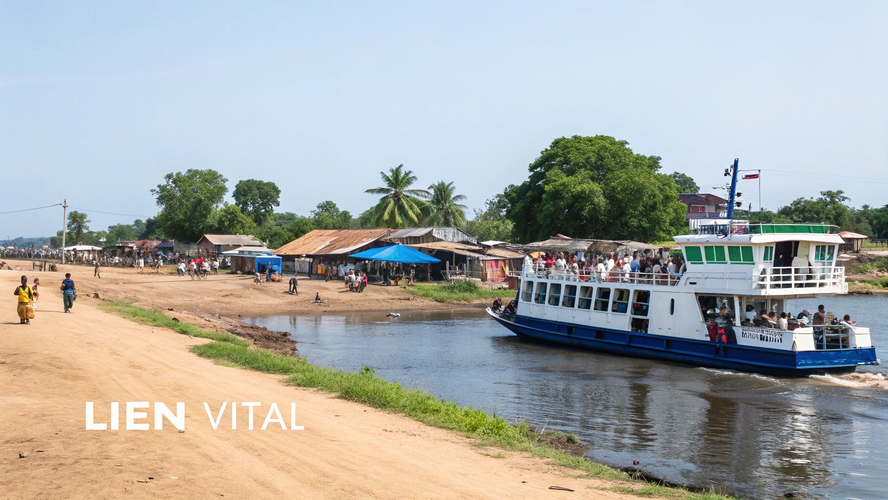 Scène de vie animée en Casamance avec un ferry rempli de passagers et des habitants le long d'une rivière.