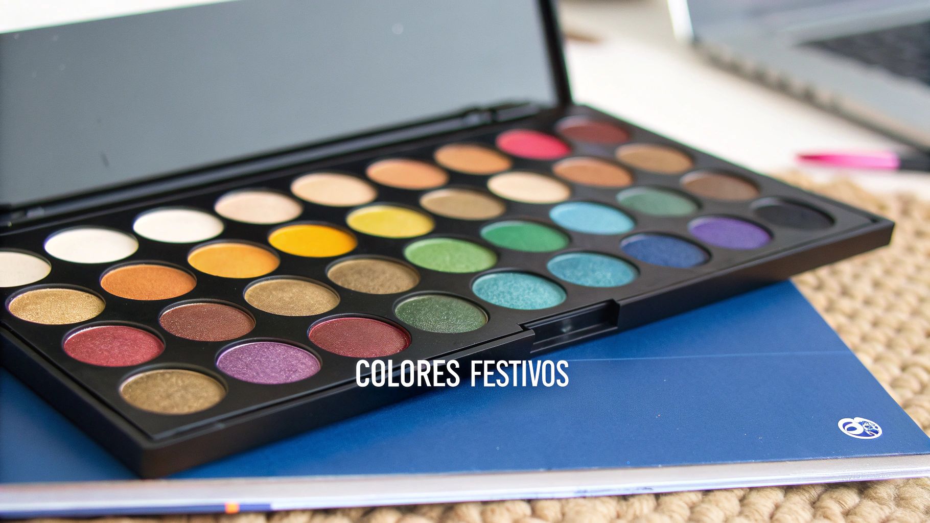 Una mujer aplicándose sombra de ojos dorada con un pincel para un maquillaje de navidad facil