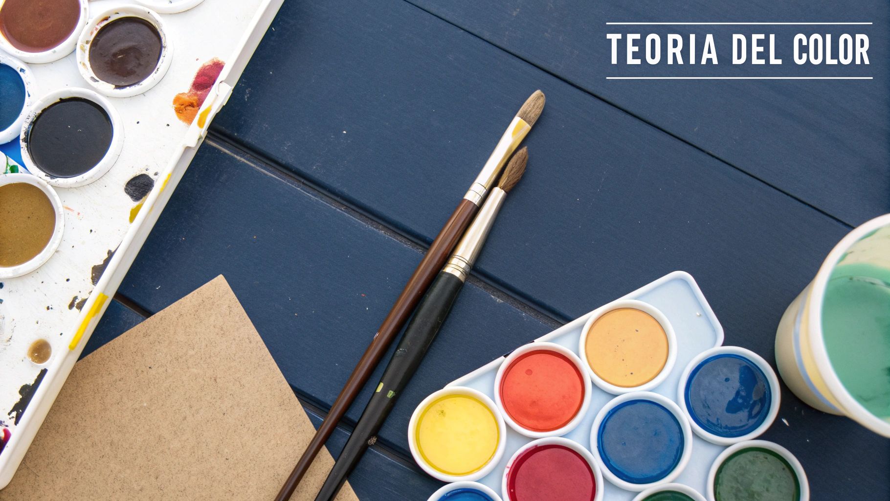 Una paleta de colores vibrantes dispuesta en forma circular sobre un fondo neutro