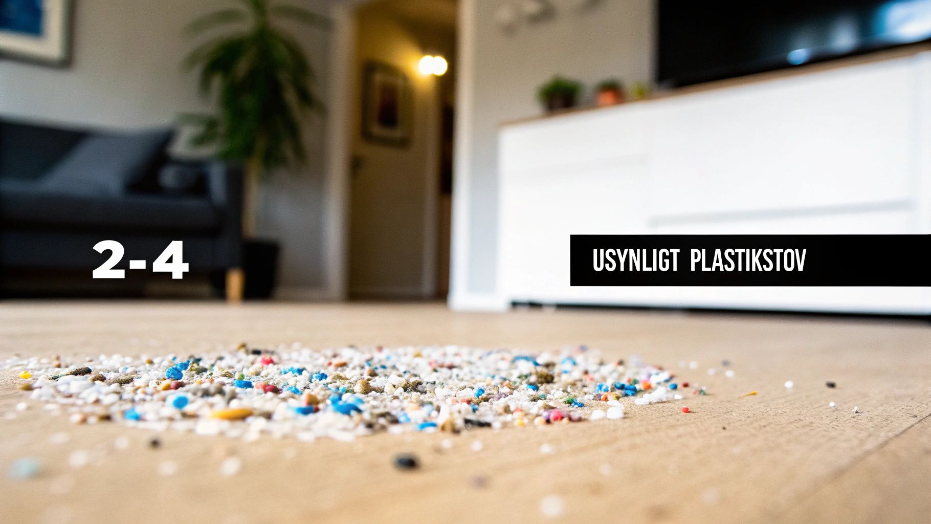 En bunke farverige plastikpartikler p&aring; et tr&aelig;gulv med teksten 'USYNLIGT PLASTIKSTOV' i en stue.