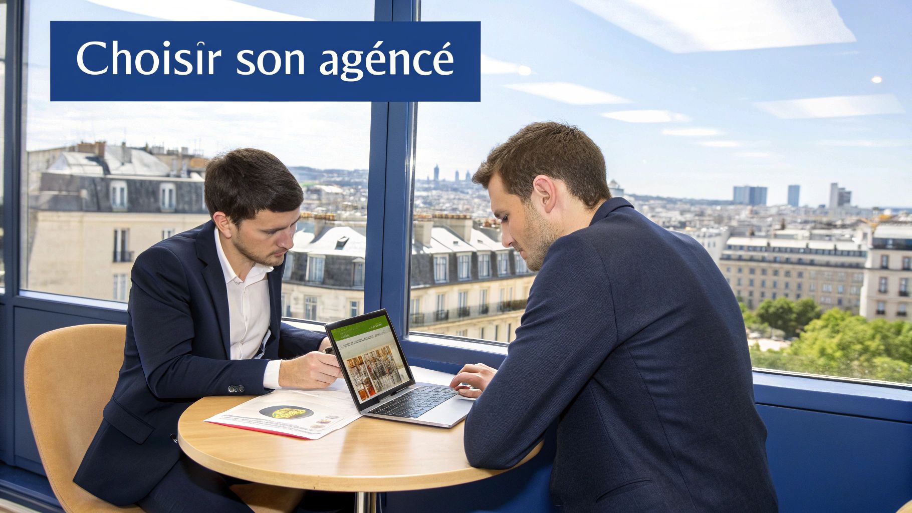 Deux personnes discutant de stratégie devant un ordinateur portable