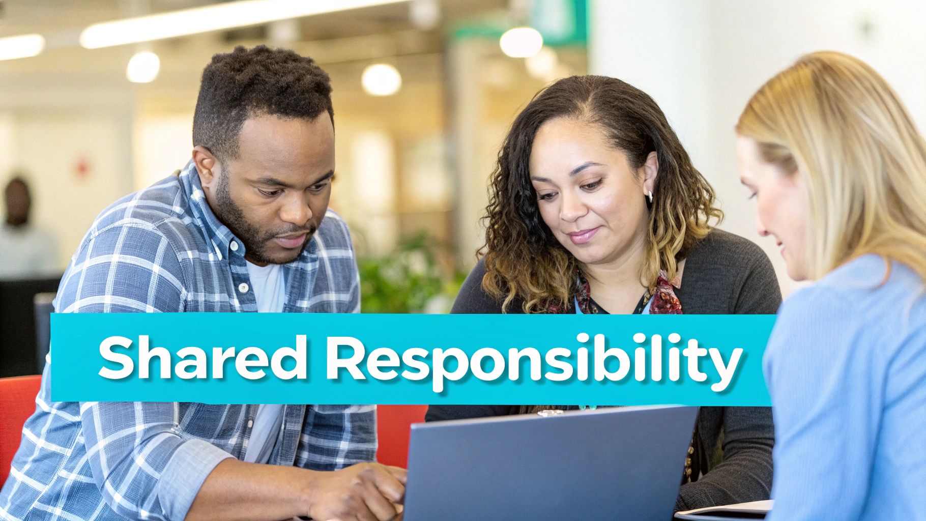 Equipo diverso colaborando en una computadora portátil en una oficina con una superposición de texto de "Responsabilidad compartida".