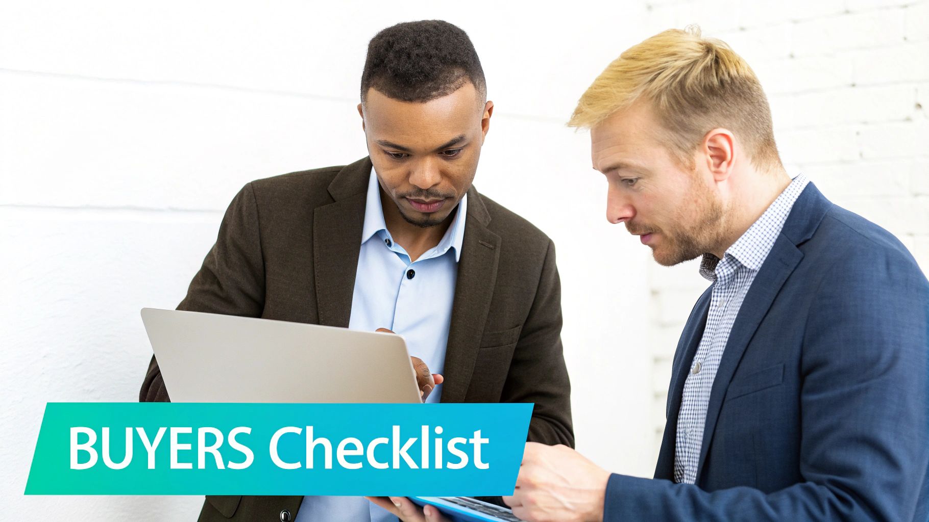 Equipe analisando riscos no software de gestão de riscos de conformidade