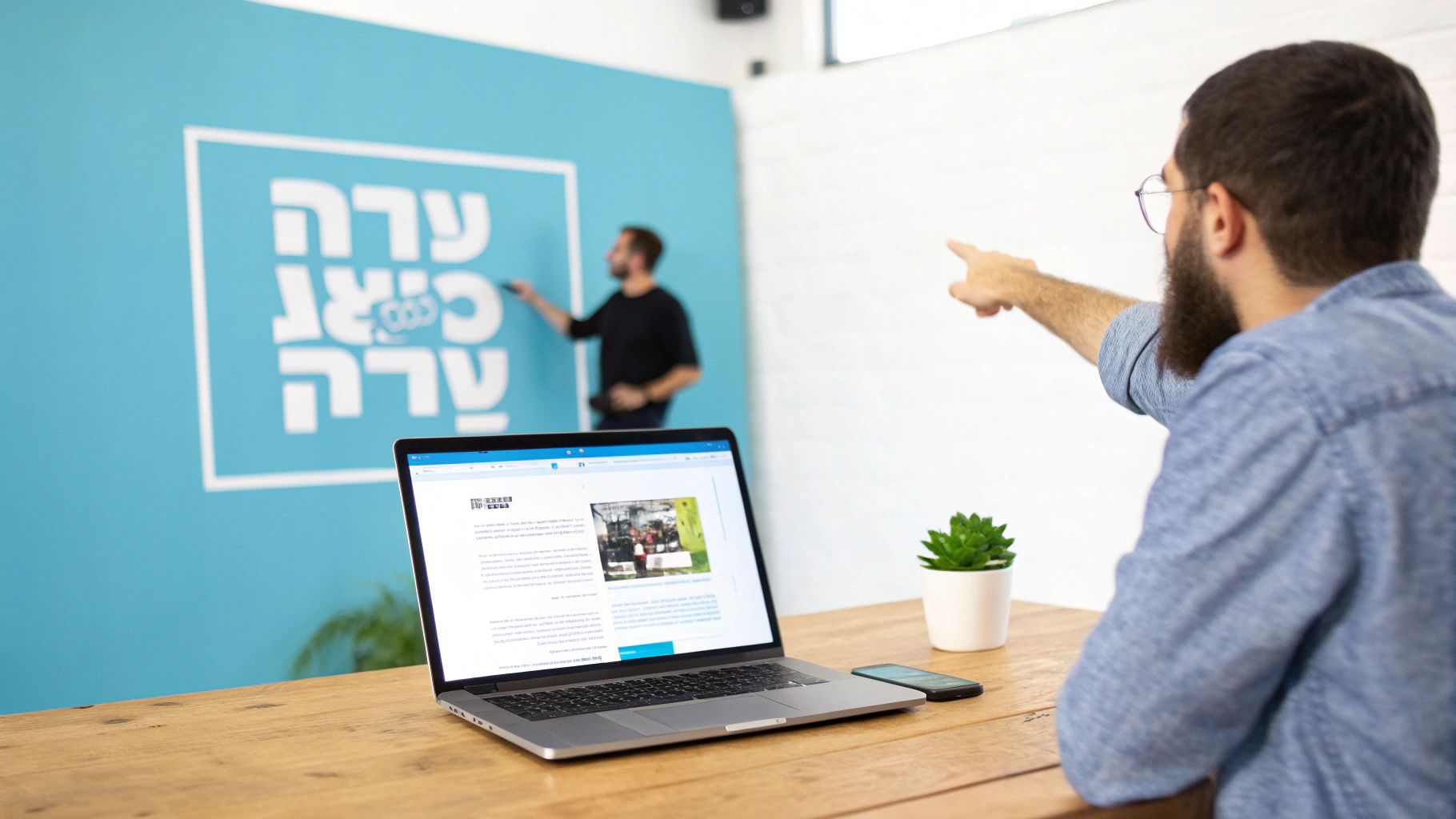 מעצב בונה ממשק משתמש עבור דף נחיתה בתוכנת Figma