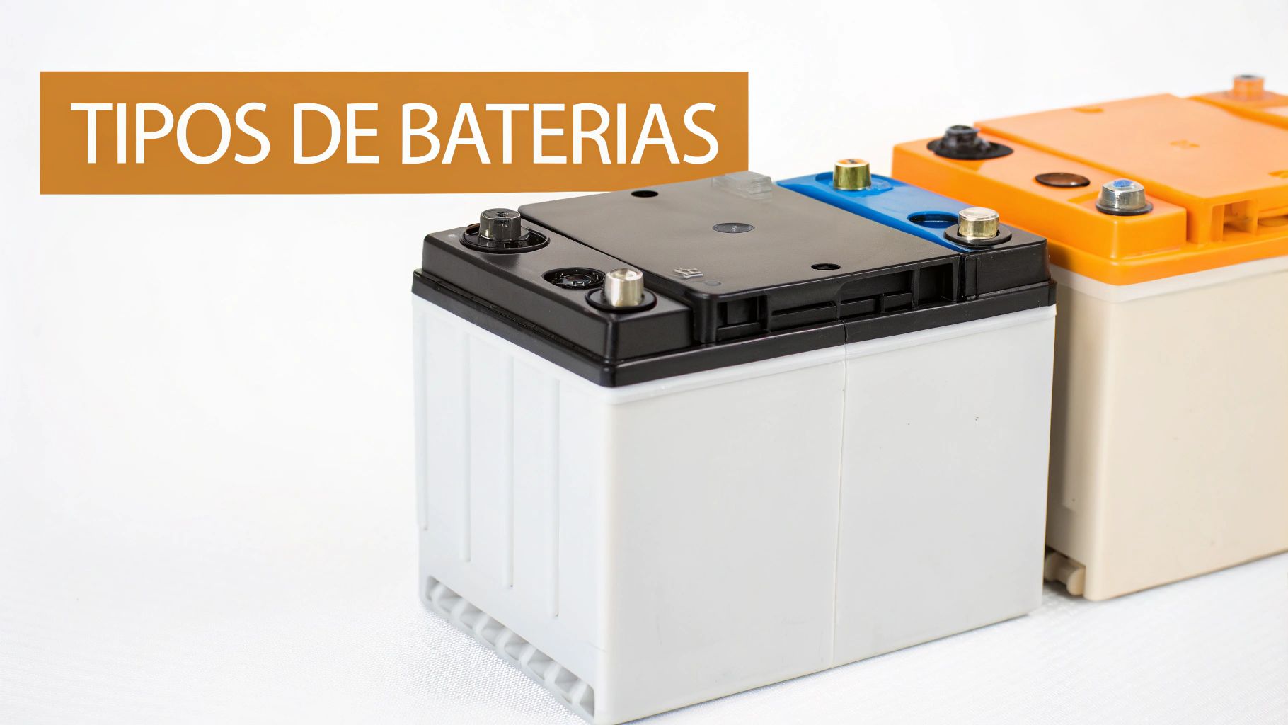 Diferentes tipos de baterías para paneles solares en color negro, naranja y azul sobre fondo blanco