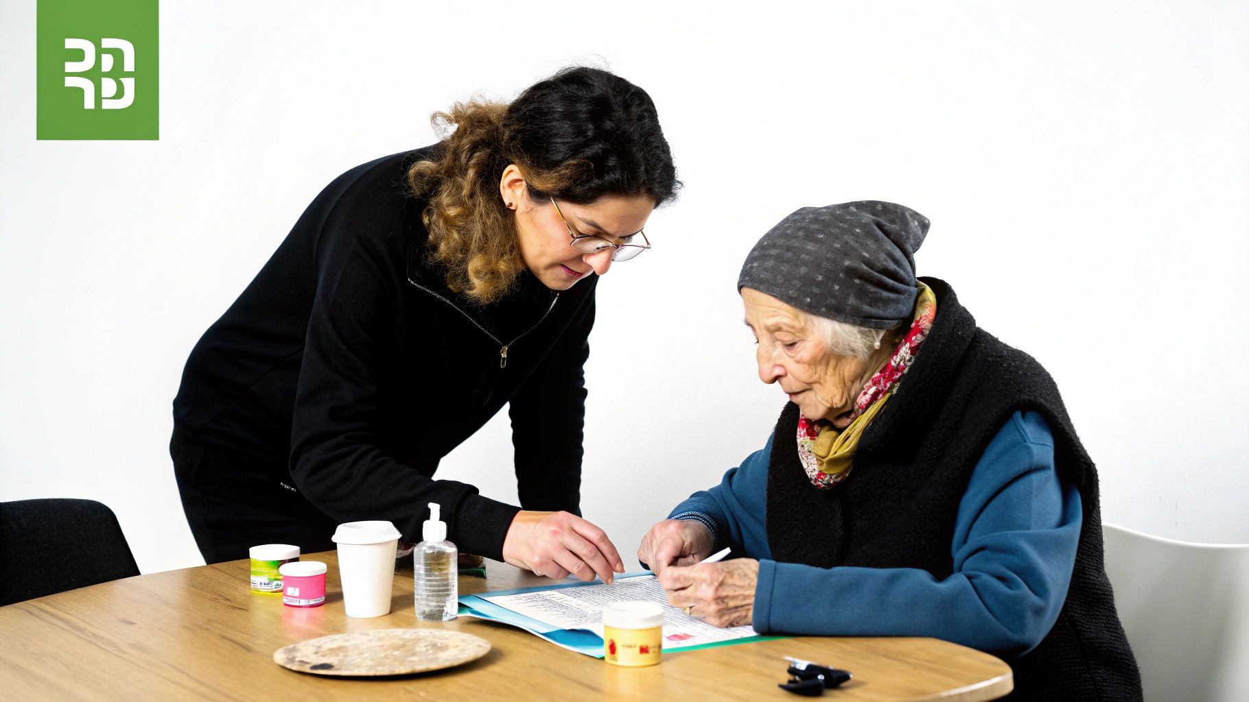 אישה מבוגרת מחזיקה ידיים עם בתה