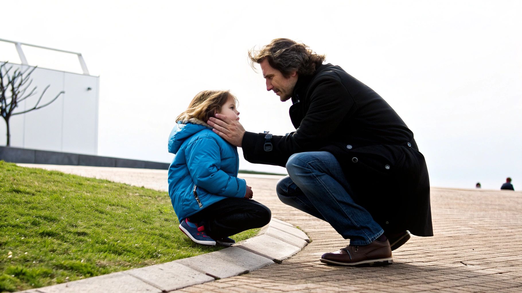 הורה מנחם ילד עצוב, יושבים יחד ומדברים