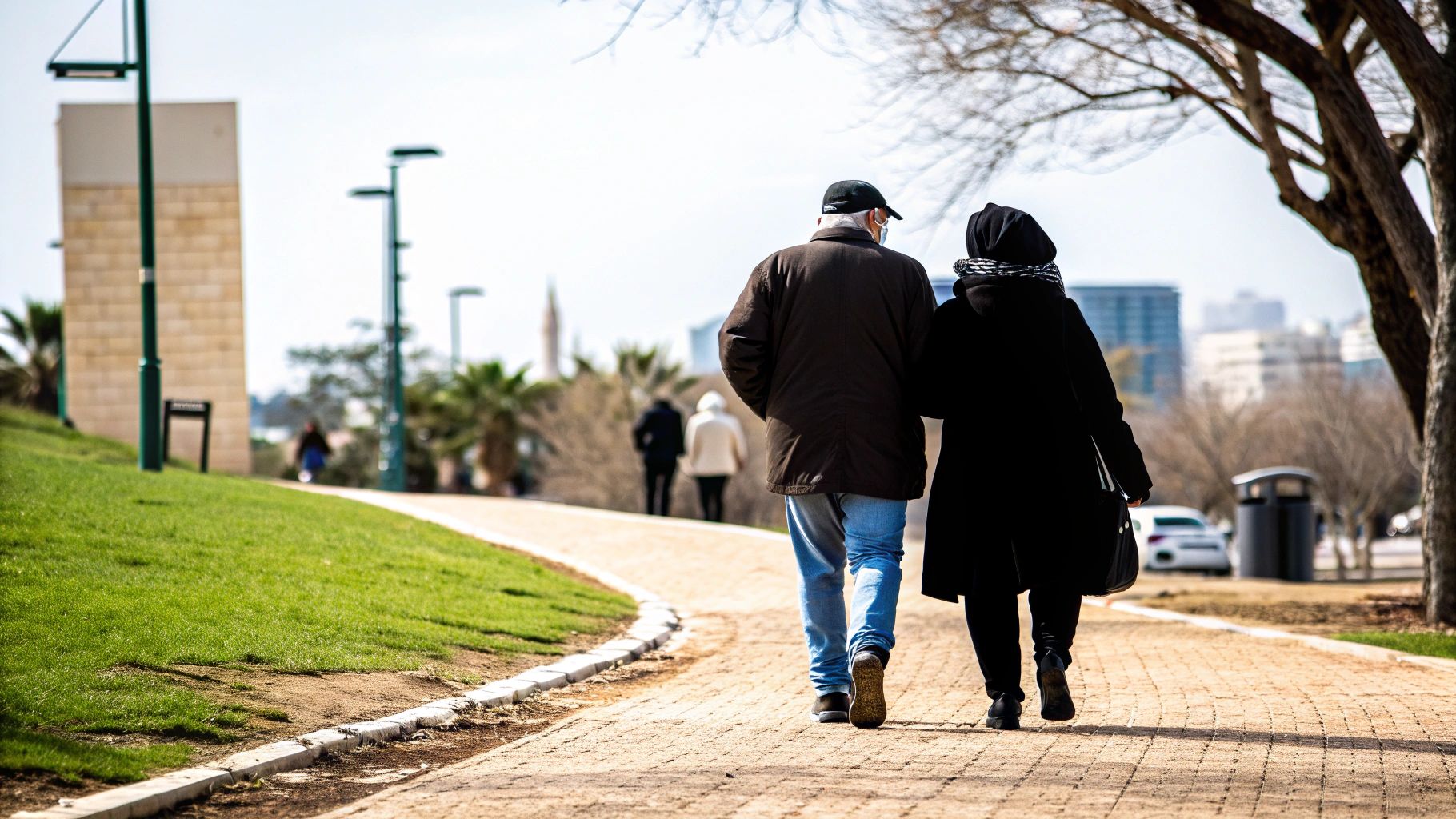זוג יושב על ספה ודן במסמכים משפטיים