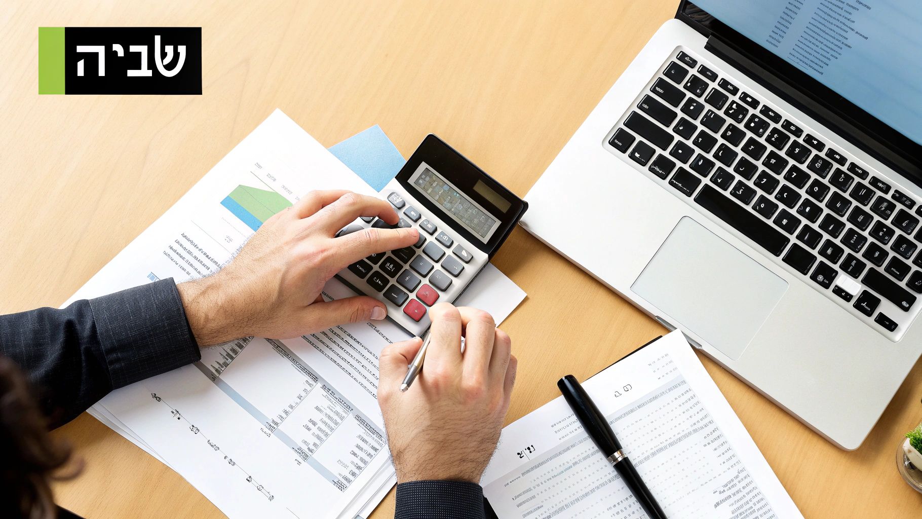 אישה בוחנת מסמכים פיננסיים וקבלות עם מחשבון, מתכננת את עתידה הכלכלי לאחר הגירושין