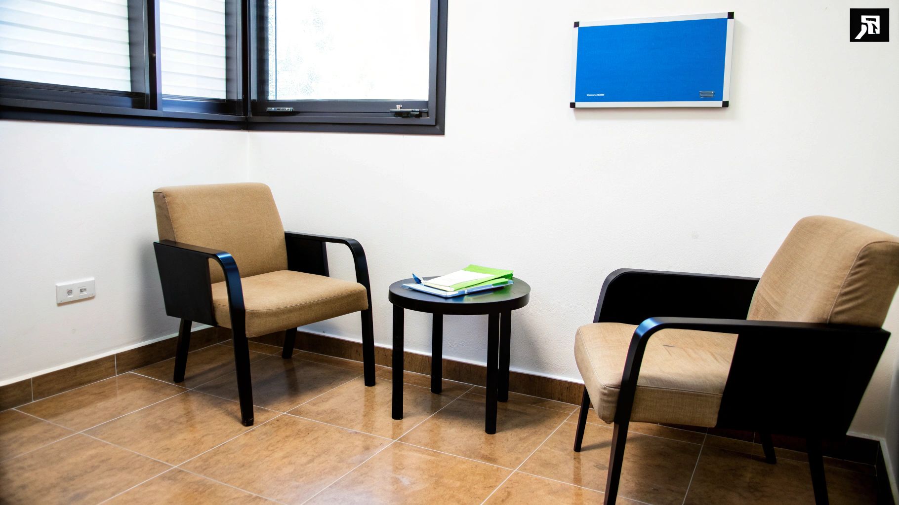 זוג יושב בשיחה עם יועצת במשרד