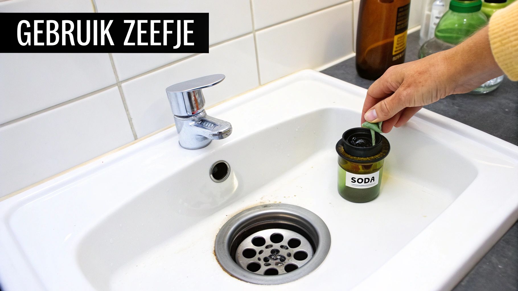 Een hand die een schoonmaaksponsje in een potje met soda stopt, naast een wastafel met kraan en afvoer.