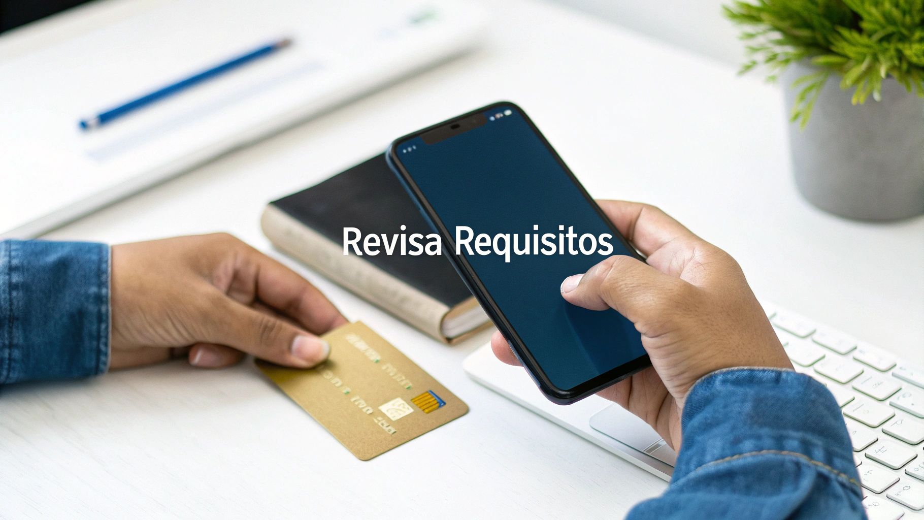 Una persona verificando los detalles de su tarjeta de crédito mientras navega en una laptop.