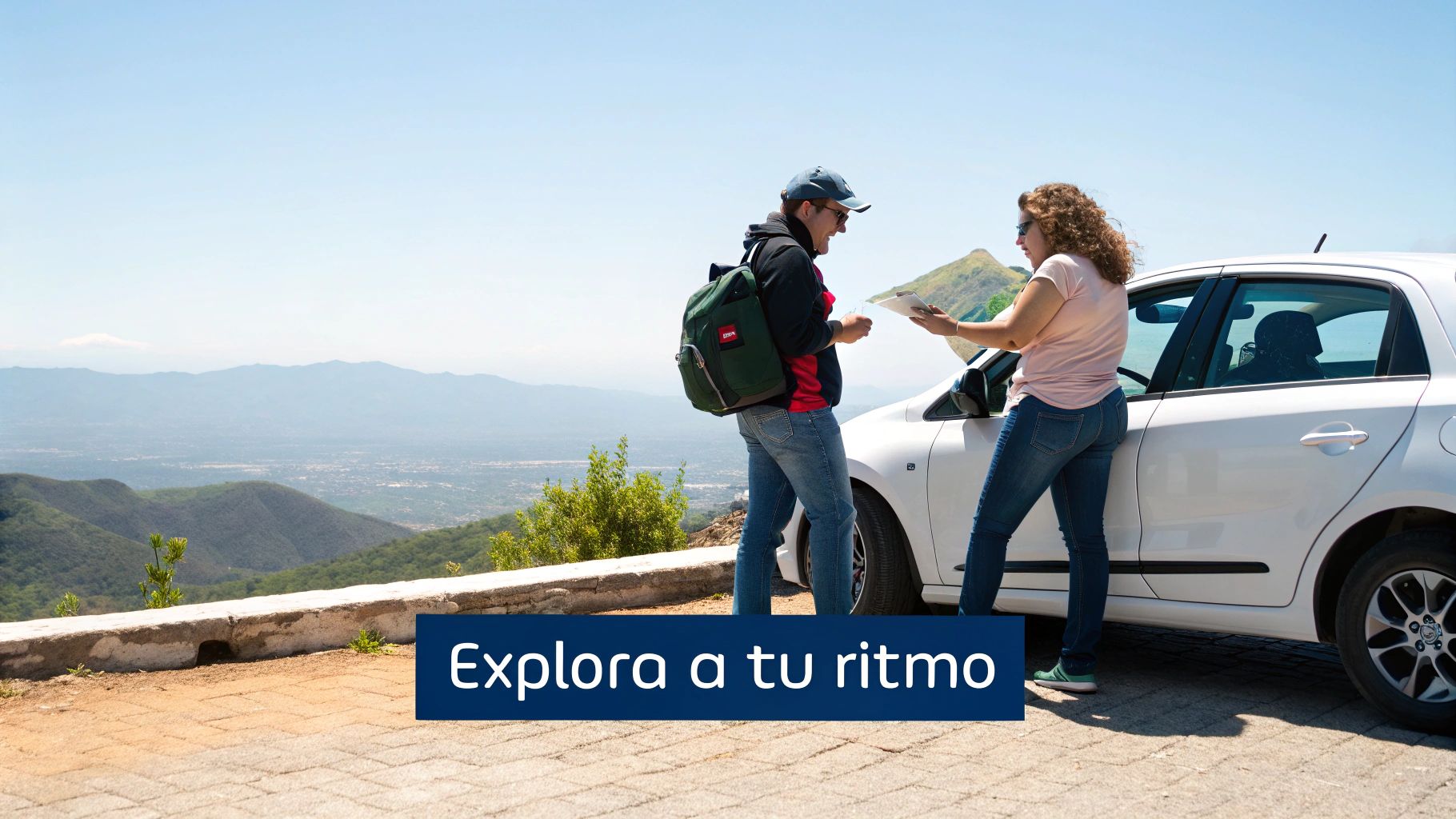 Persona sonriendo mientras conduce un auto rentado con el paisaje de Guadalajara al fondo.