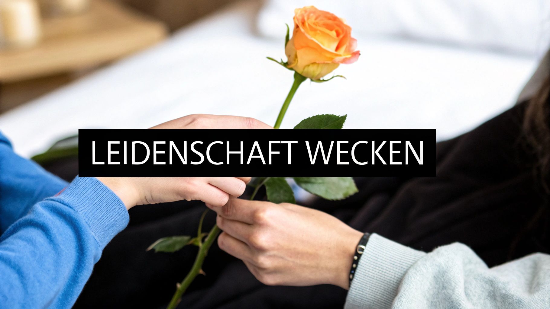 Zwei Hände halten gemeinsam eine orangefarbene Rose, darunter der Text 'LEIDENSCHAFT WECKEN'.