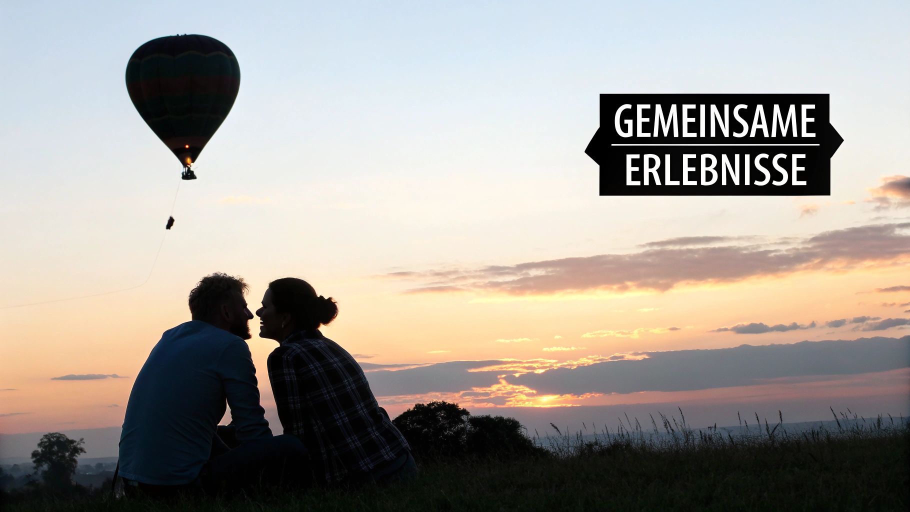 Una pareja se sienta al atardecer con un globo aerostático en el cielo, con la inscripción "EXPERIENCIAS COMPARTIDAS".