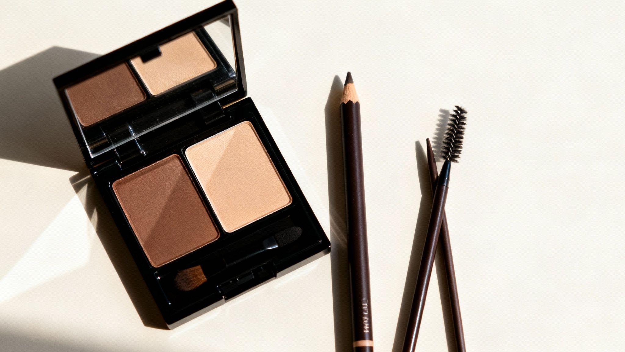 Kobieta podkreślająca brwi za pomocą kredki