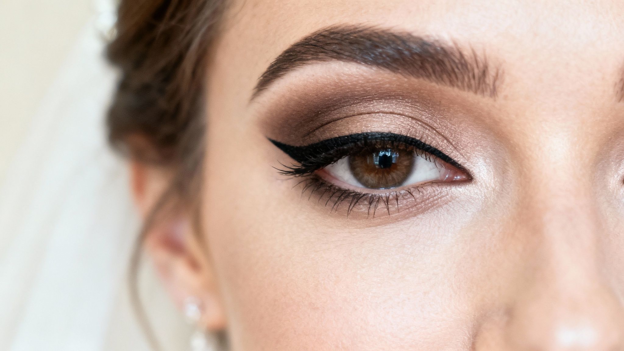 Panna młoda z wyrazistym makijażem oka