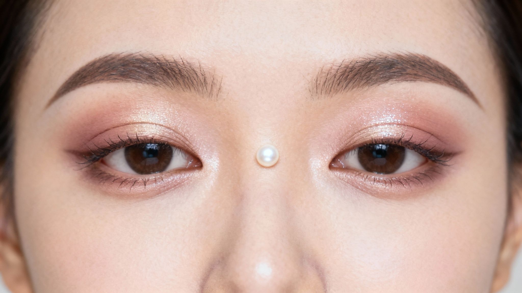 Kobieta wykonująca makijaż podkreślający oczy