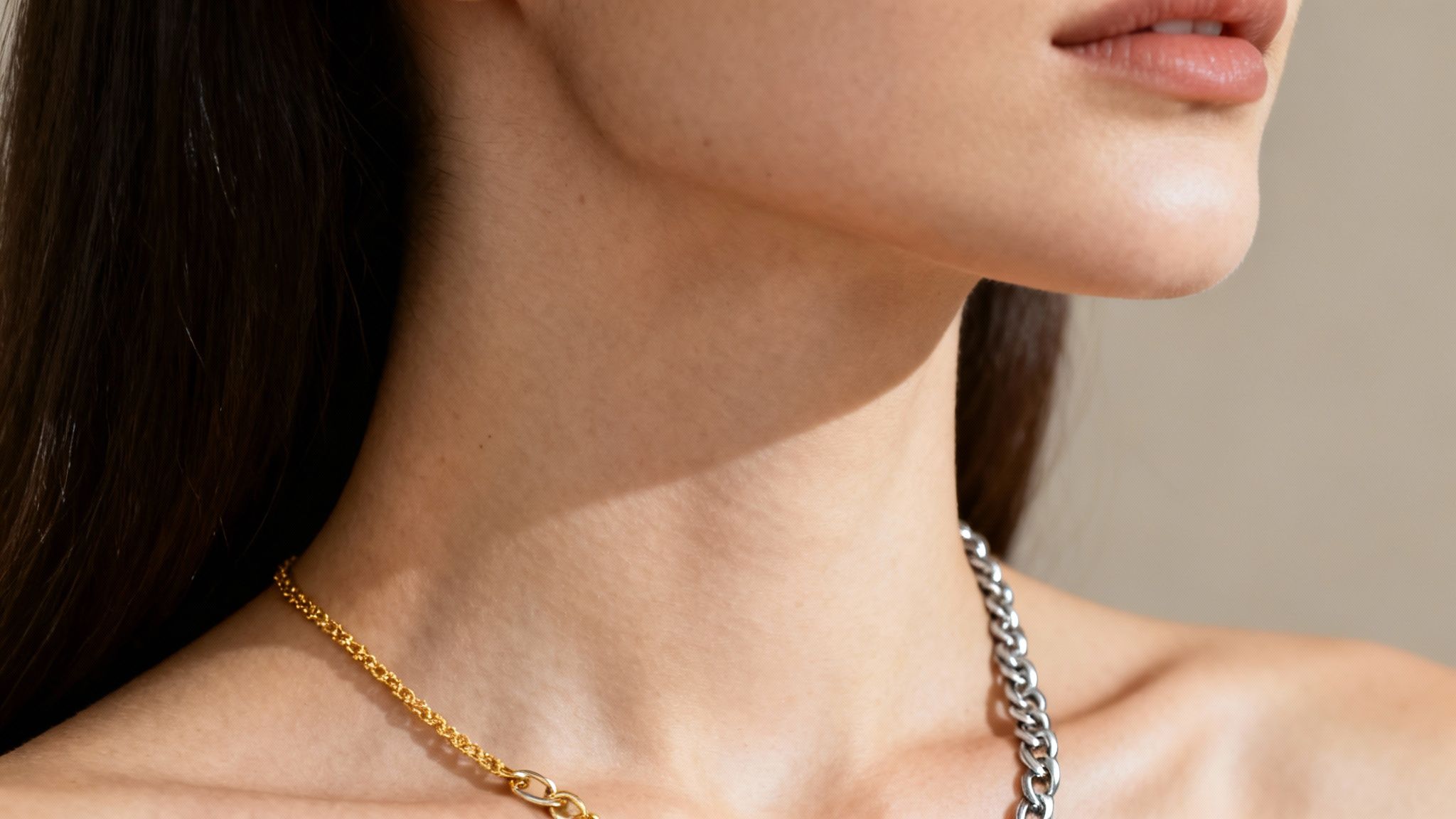 Kobieta przeprowadzająca test biżuterii przy naturalnym świetle