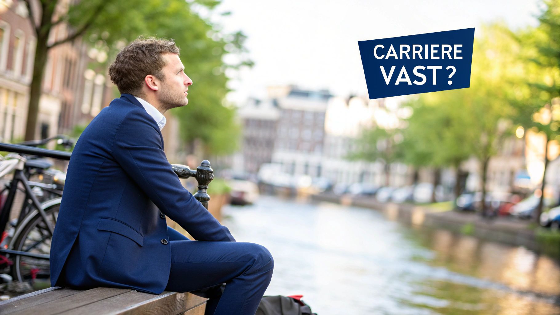 Een coach die aantekeningen maakt tijdens een gesprek met een professional in Amsterdam.
