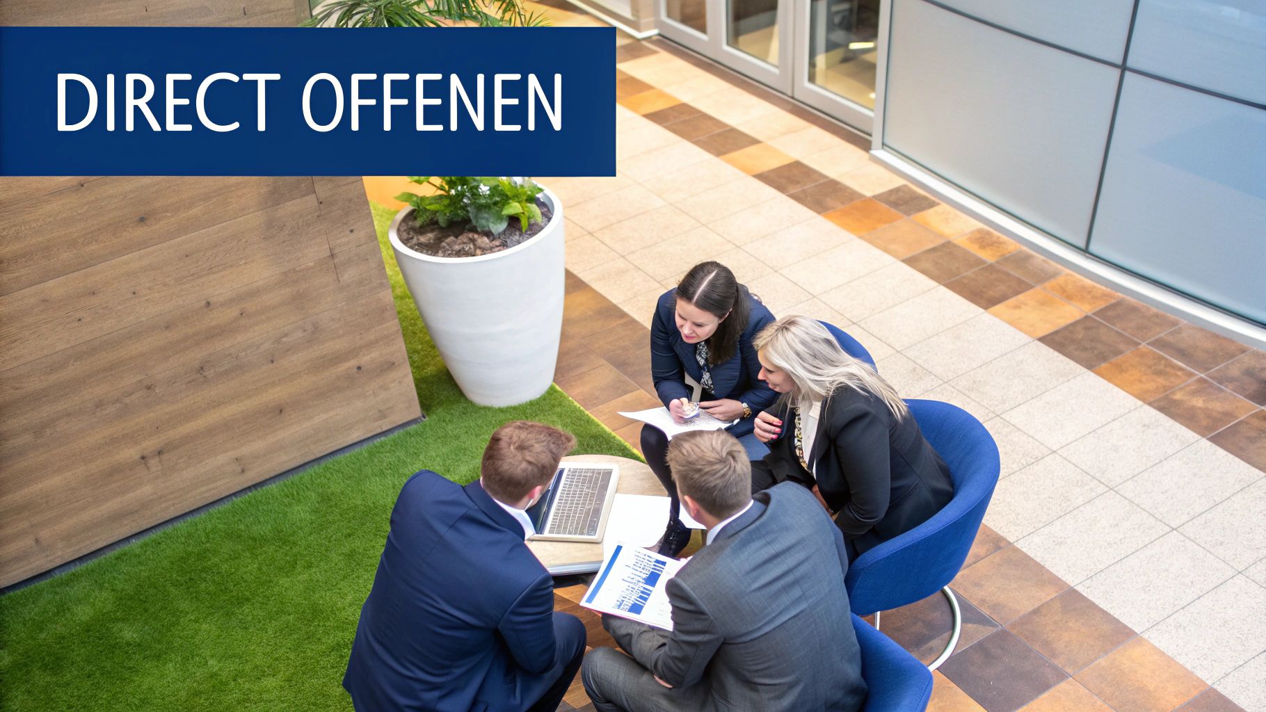 Een team dat samenwerkt en aantekeningen maakt tijdens een workshop