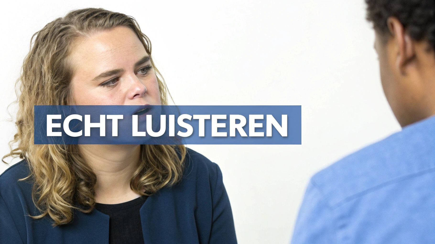 Collega's in een rustige, gefocuste discussie.