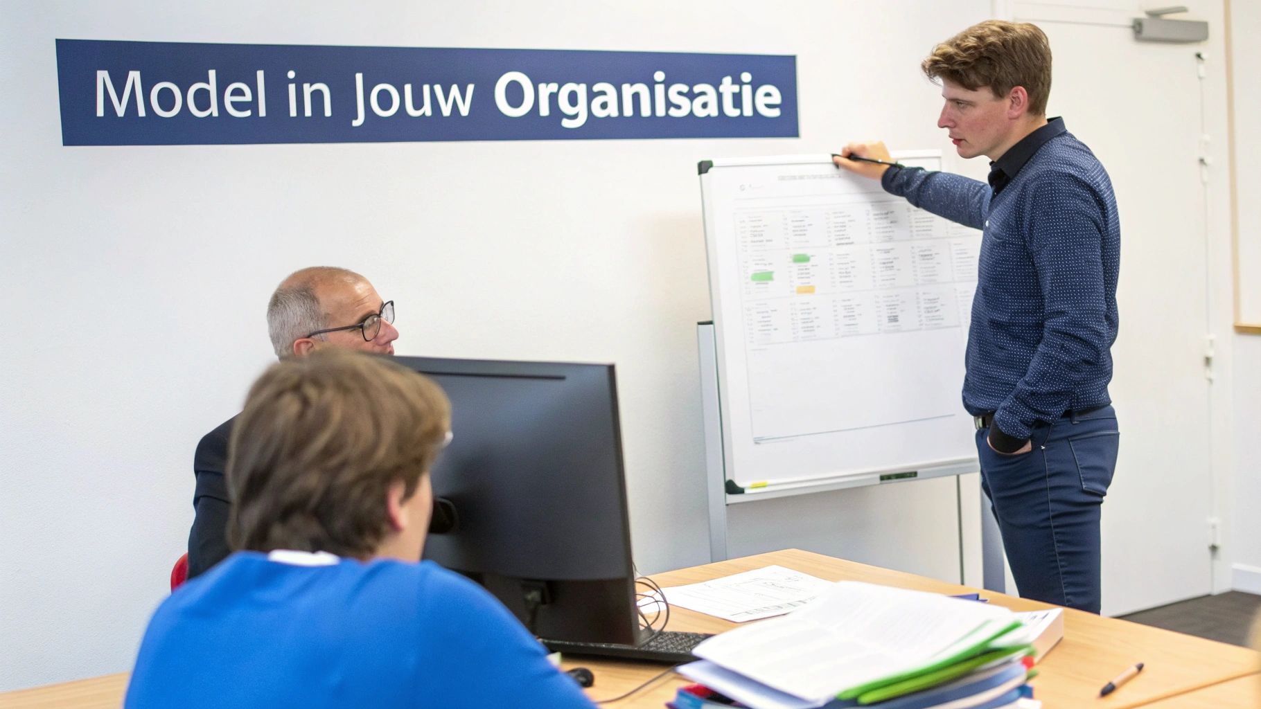 Een manager die met een projectteam werkt in een moderne kantooromgeving, wijzend naar een whiteboard vol schema's.