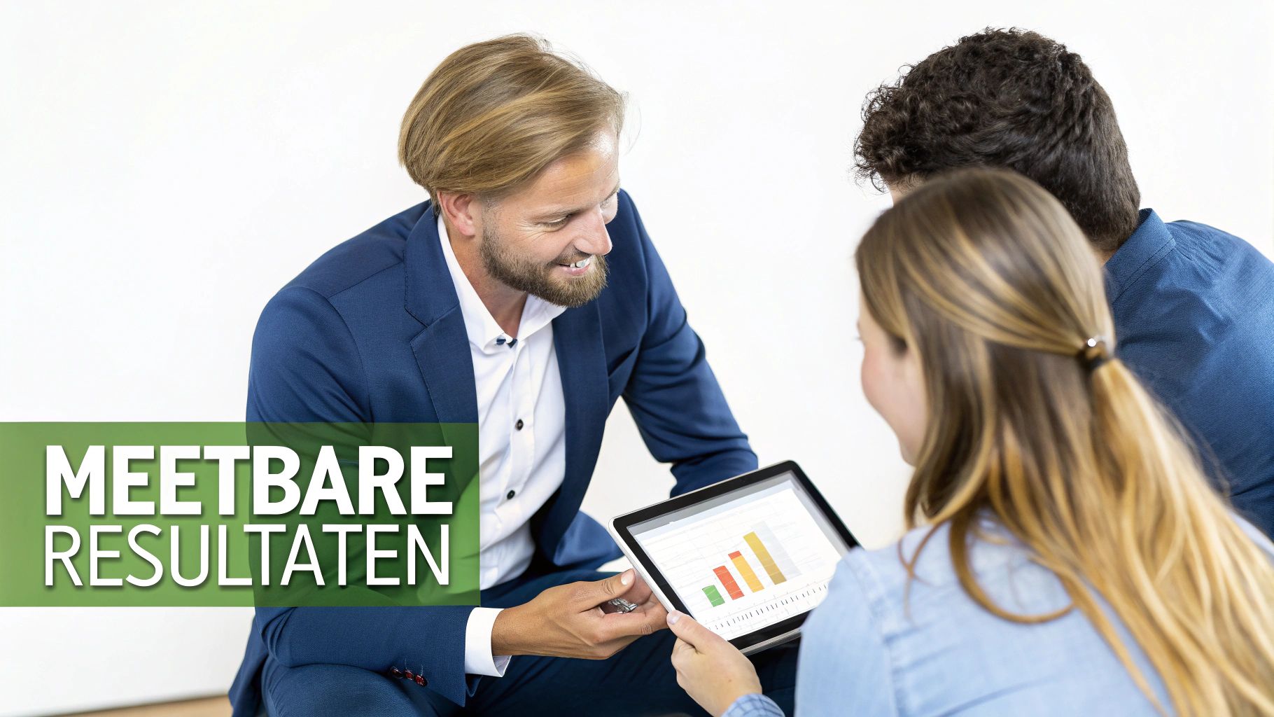 Teamleden die productief samenwerken aan een project, met een grafiek die groei laat zien op een scherm op de achtergrond.