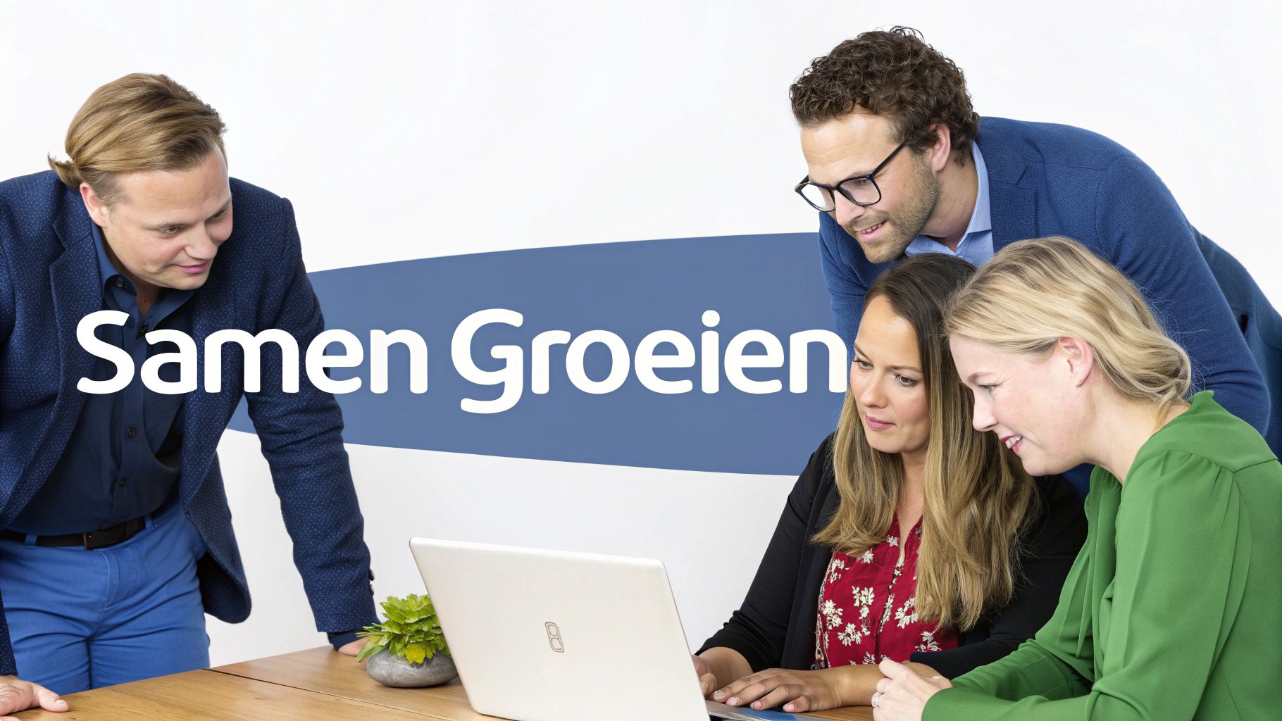Vier professionals bekijken samen een laptop tijdens een interactieve bedrijfstraining over samenwerking