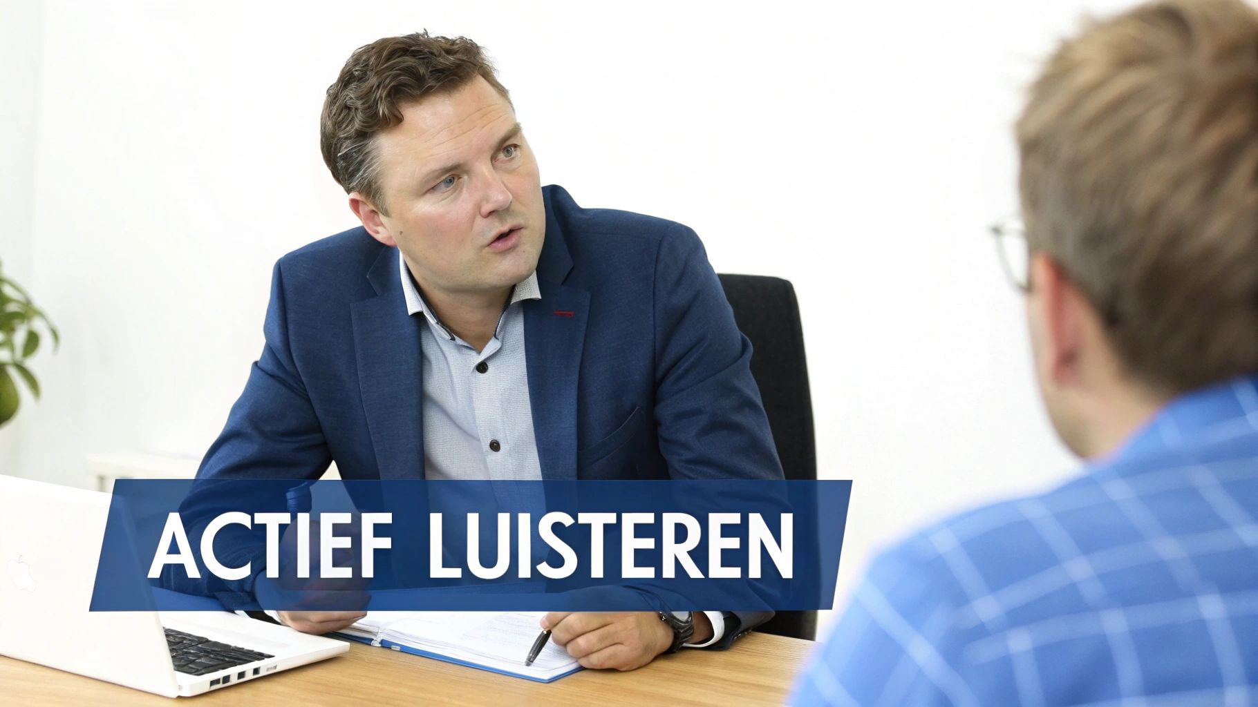 Professionele zakelijke communicatie tijdens &eacute;&eacute;n-op-&eacute;&eacute;n gesprek tussen twee mensen op kantoor