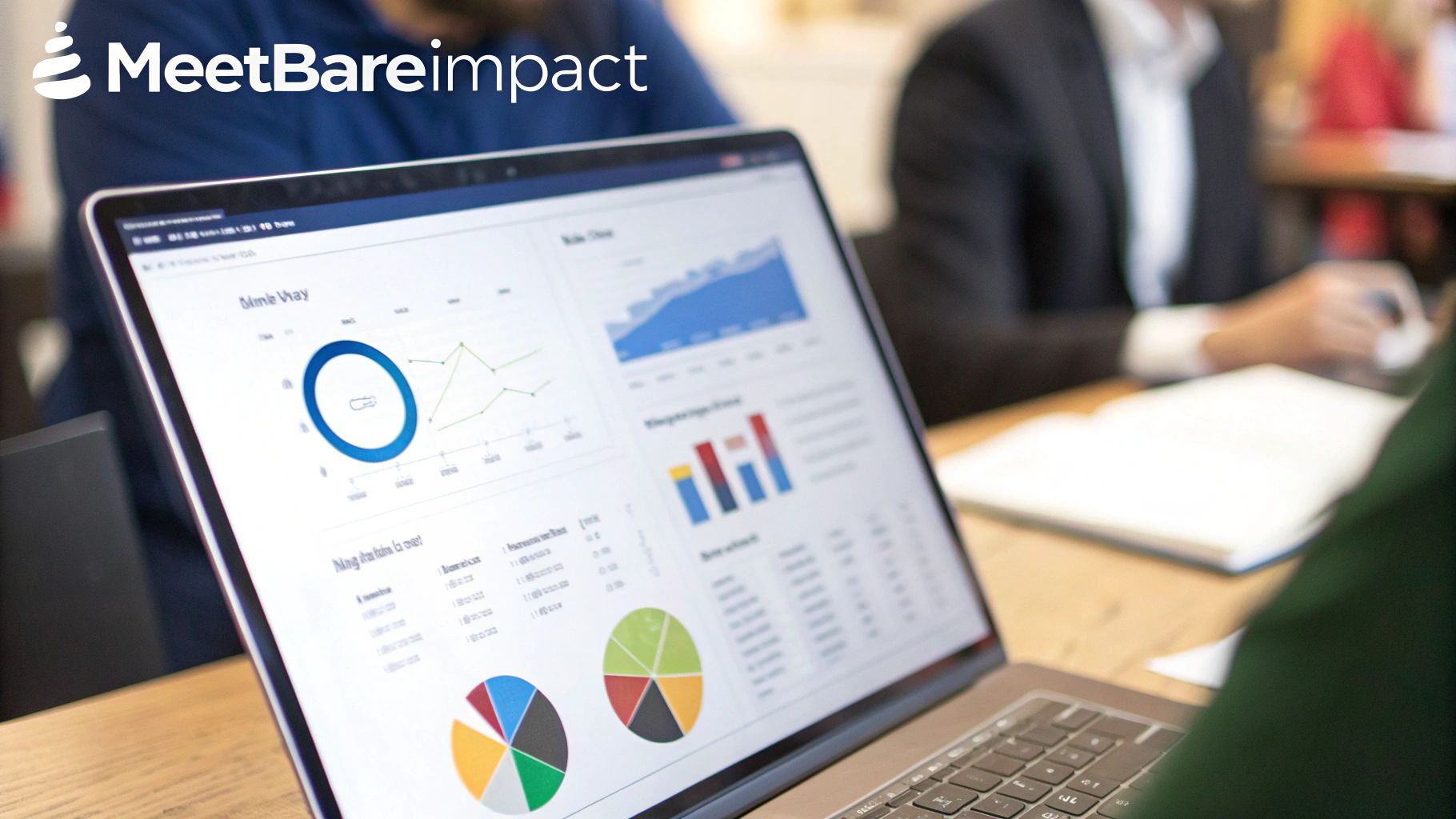 Een laptop toont een dashboard met diverse bedrijfsanalyses en grafieken tijdens een zakelijke bijeenkomst.
